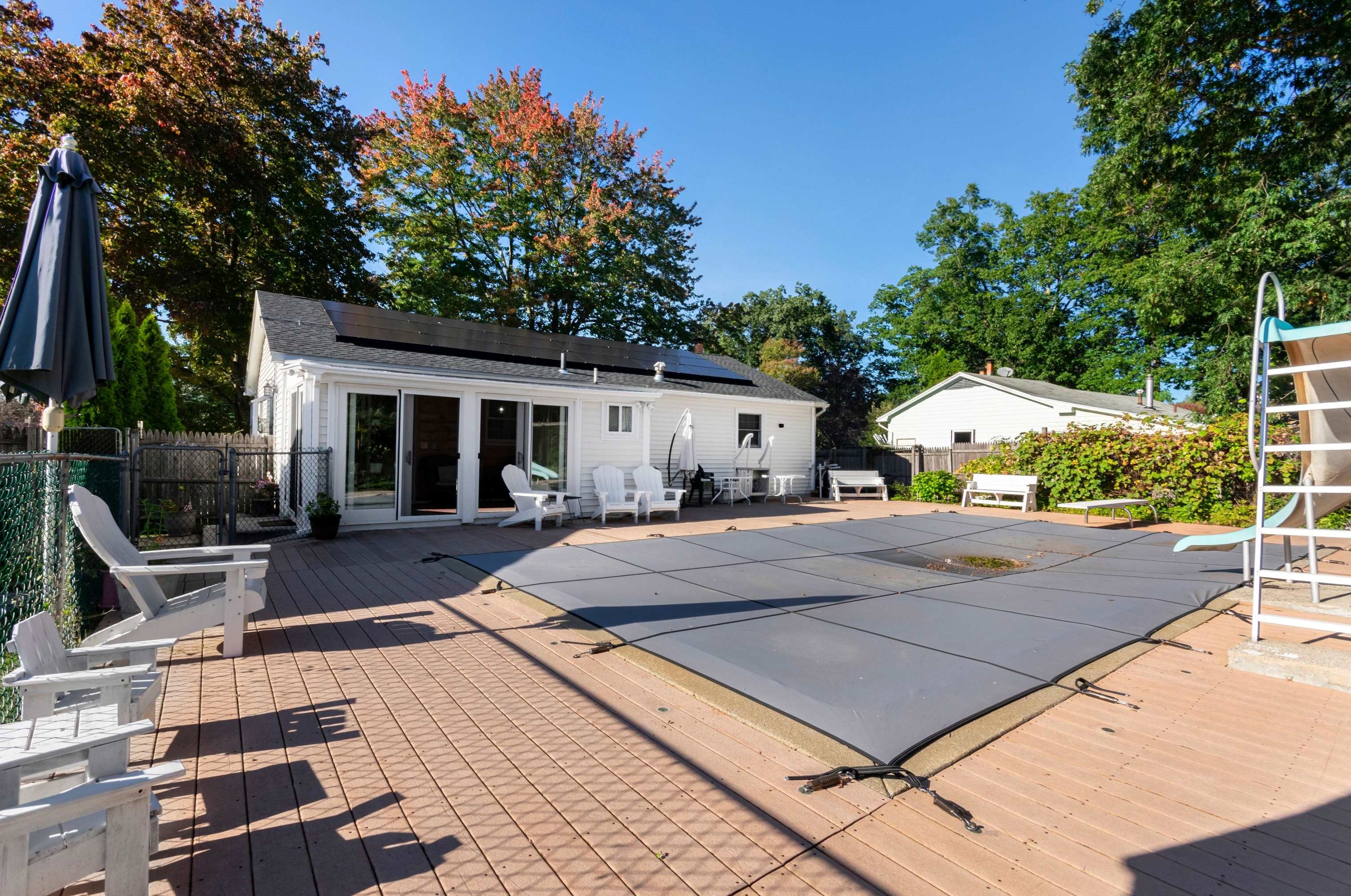 18 Cedar St, Hudson NH  03051-4715 exterior