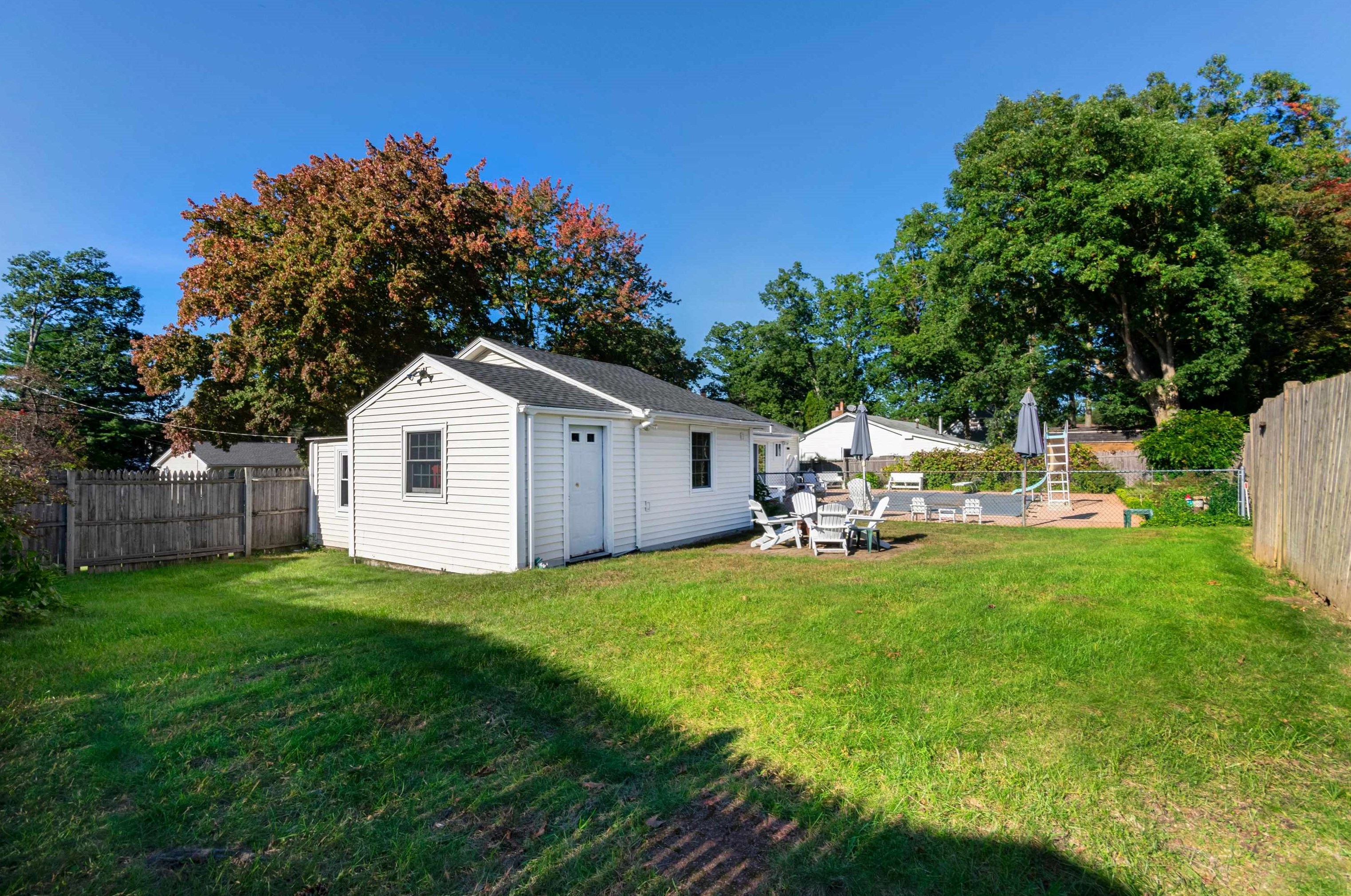 18 Cedar St, Hudson NH  03051-4715 exterior