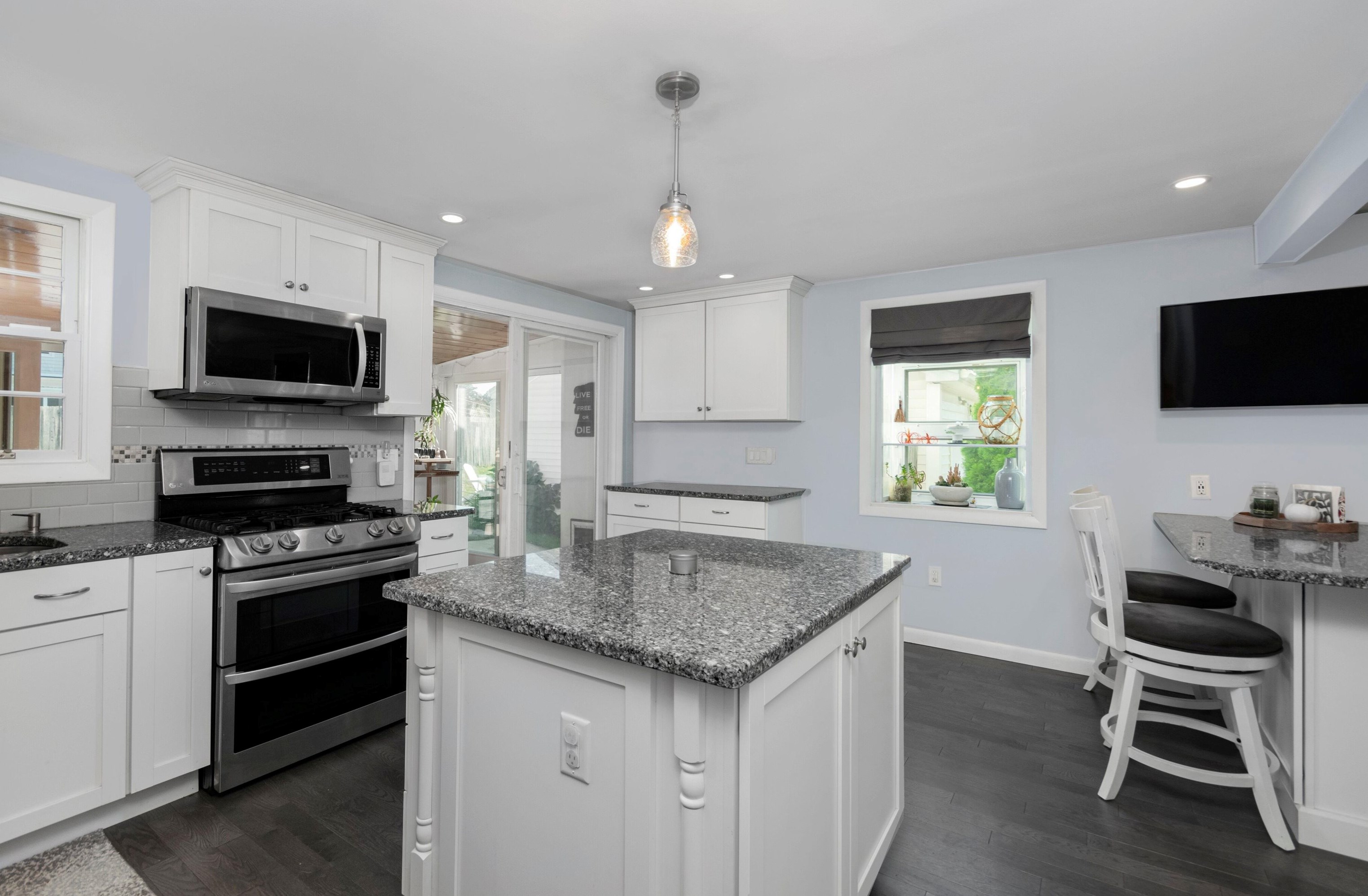 18 Cedar St, Hudson NH  03051-4715 exterior