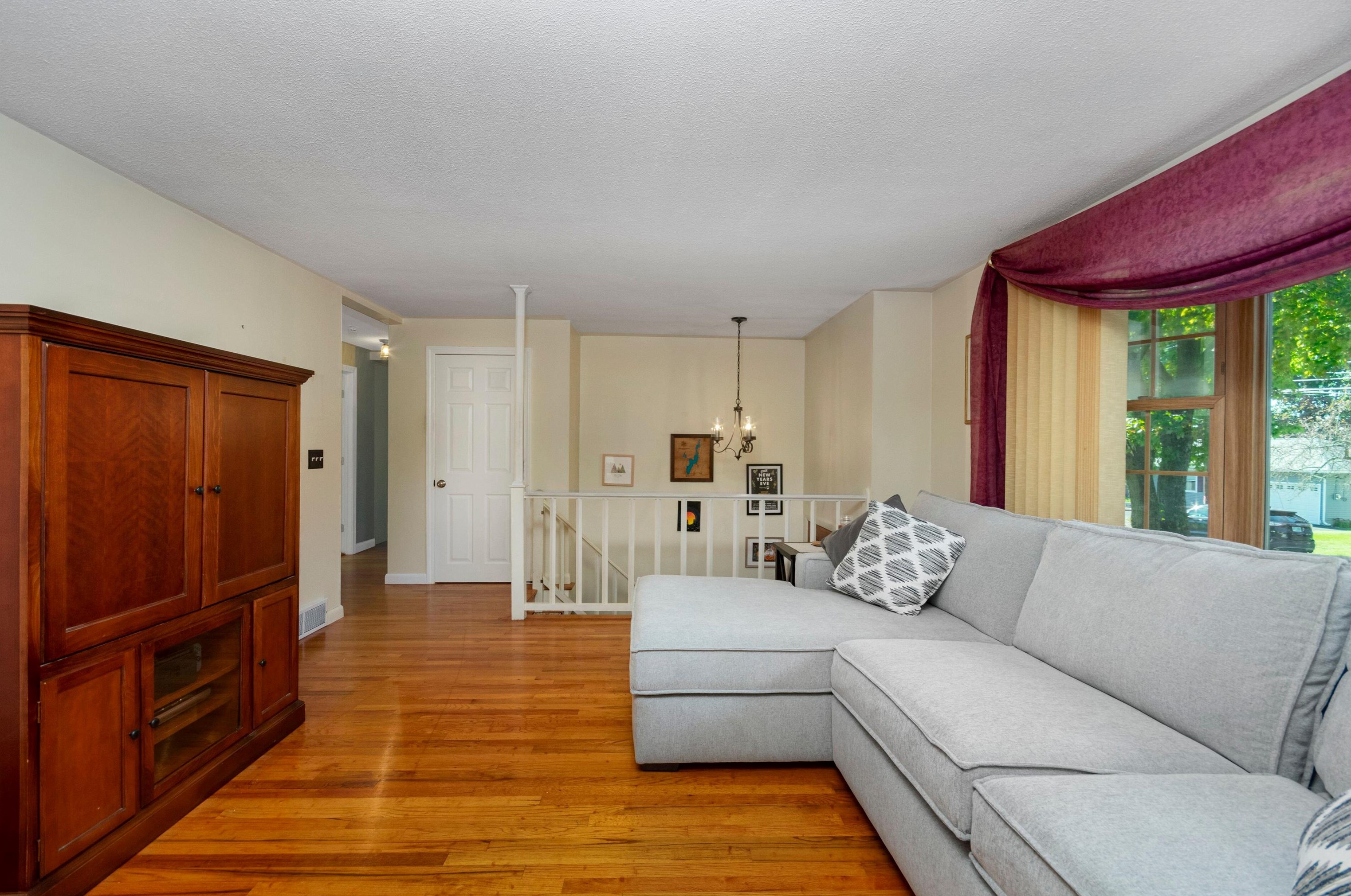 18 Cedar St, Hudson NH  03051-4715 exterior