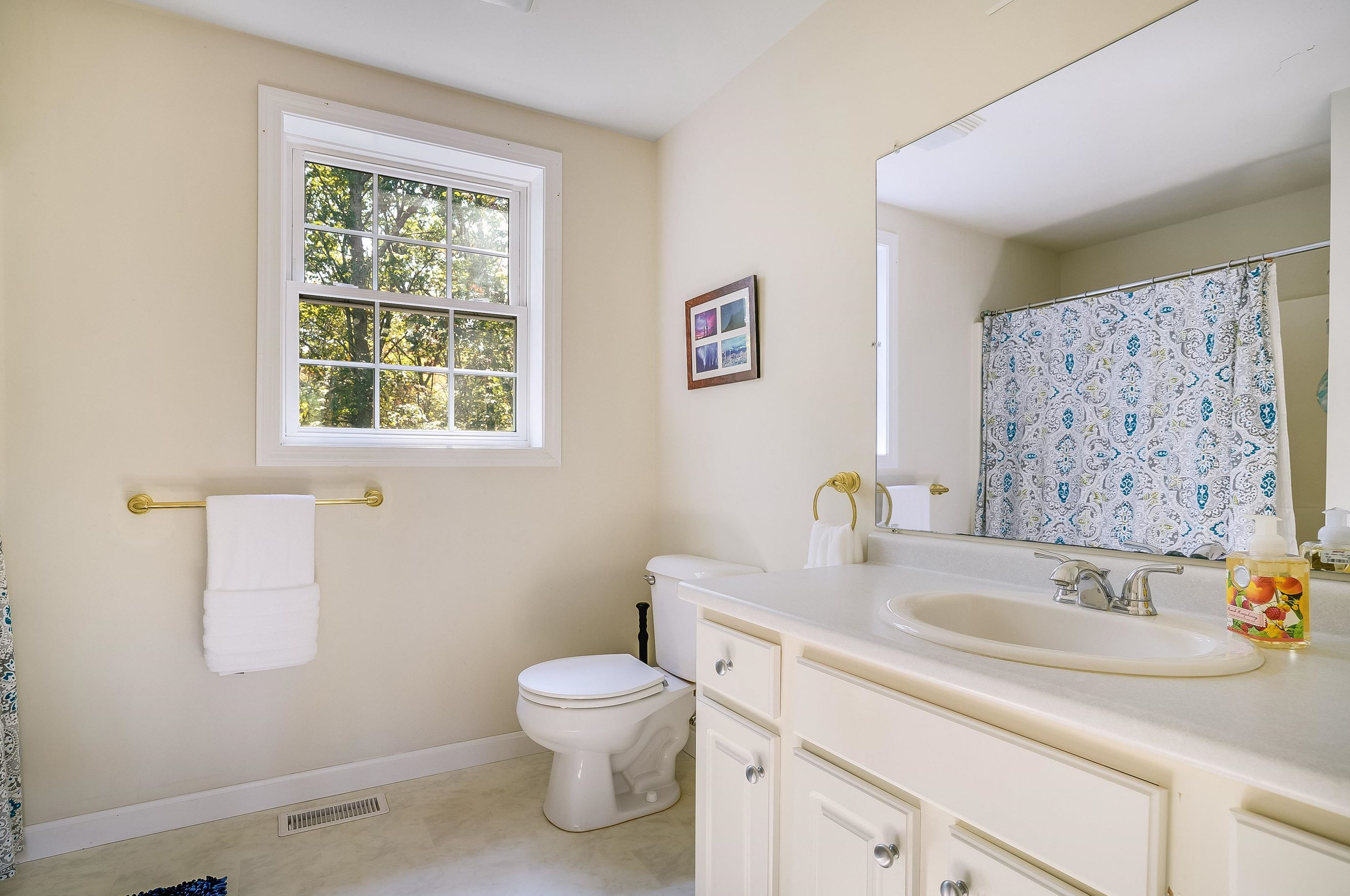 34 Gabrielle Dr, Hudson NH  03051-6621 exterior