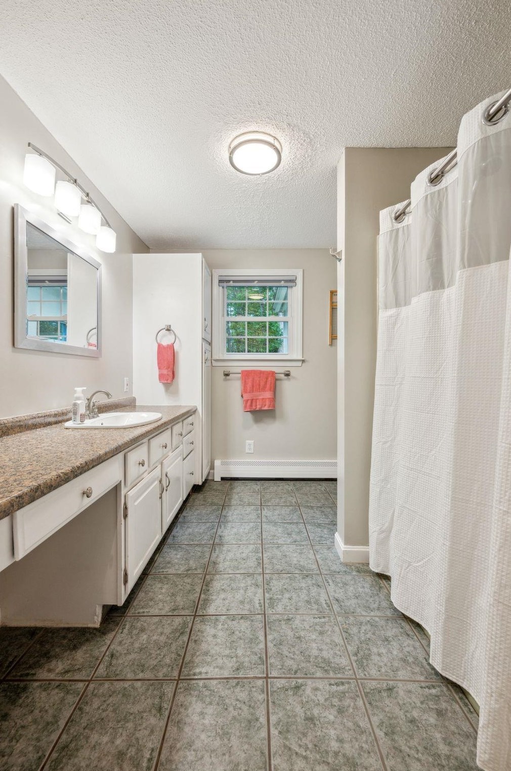 28 Pinnacle St, Manchester NH  03106-1535 exterior