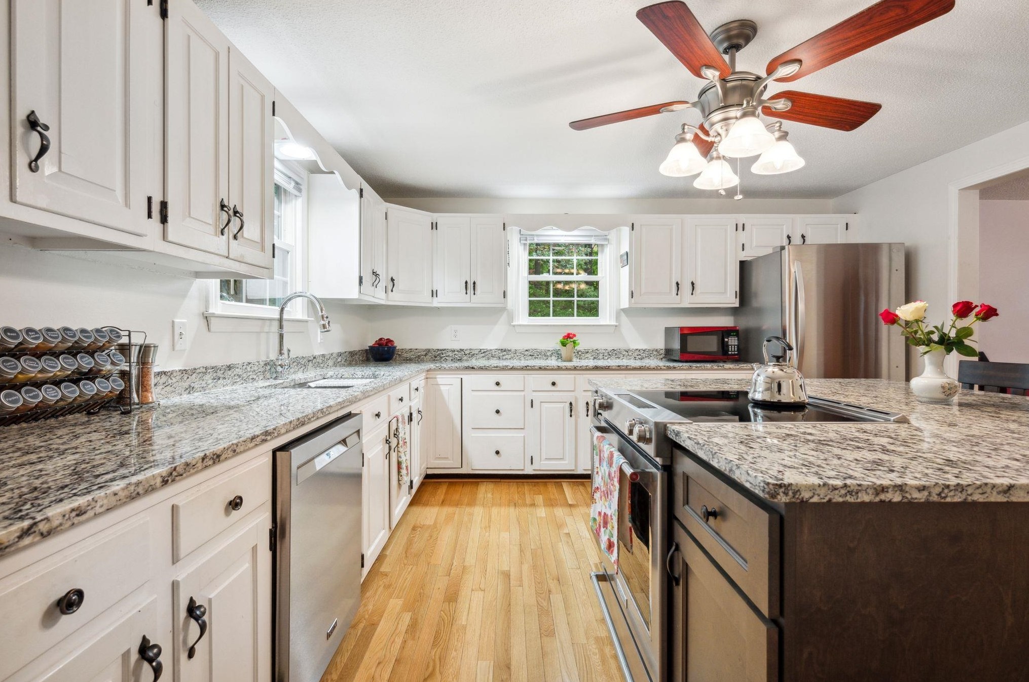 28 Pinnacle St, Manchester NH  03106-1535 exterior