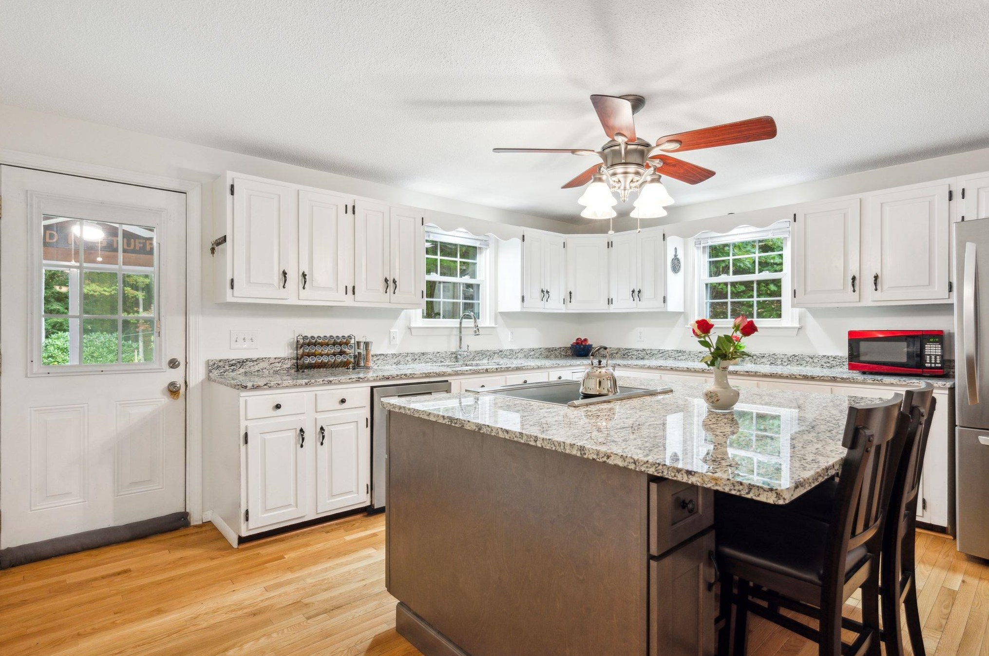 28 Pinnacle St, Manchester NH  03106-1535 exterior