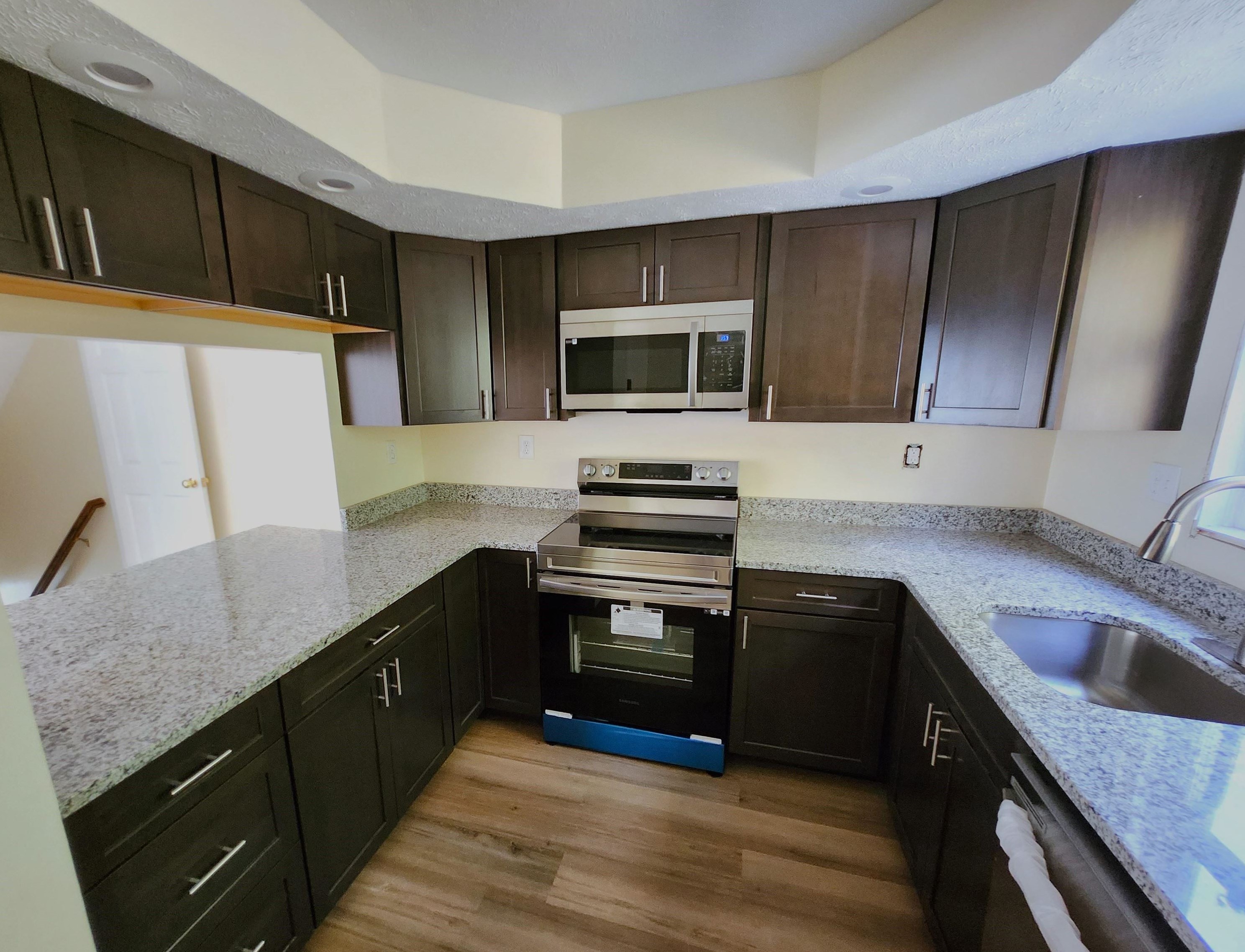 36 Cricket Hill Dr, Merrimack NH  03054-6621 exterior