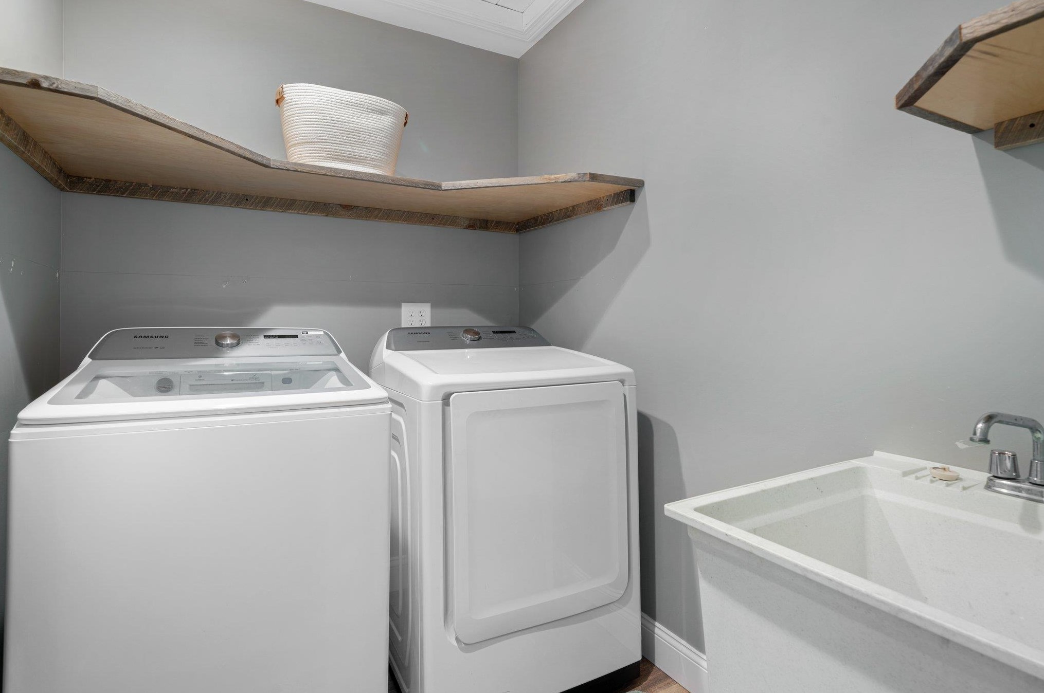 281 Baboosic Lake Rd, Merrimack NH  03054-2213 exterior