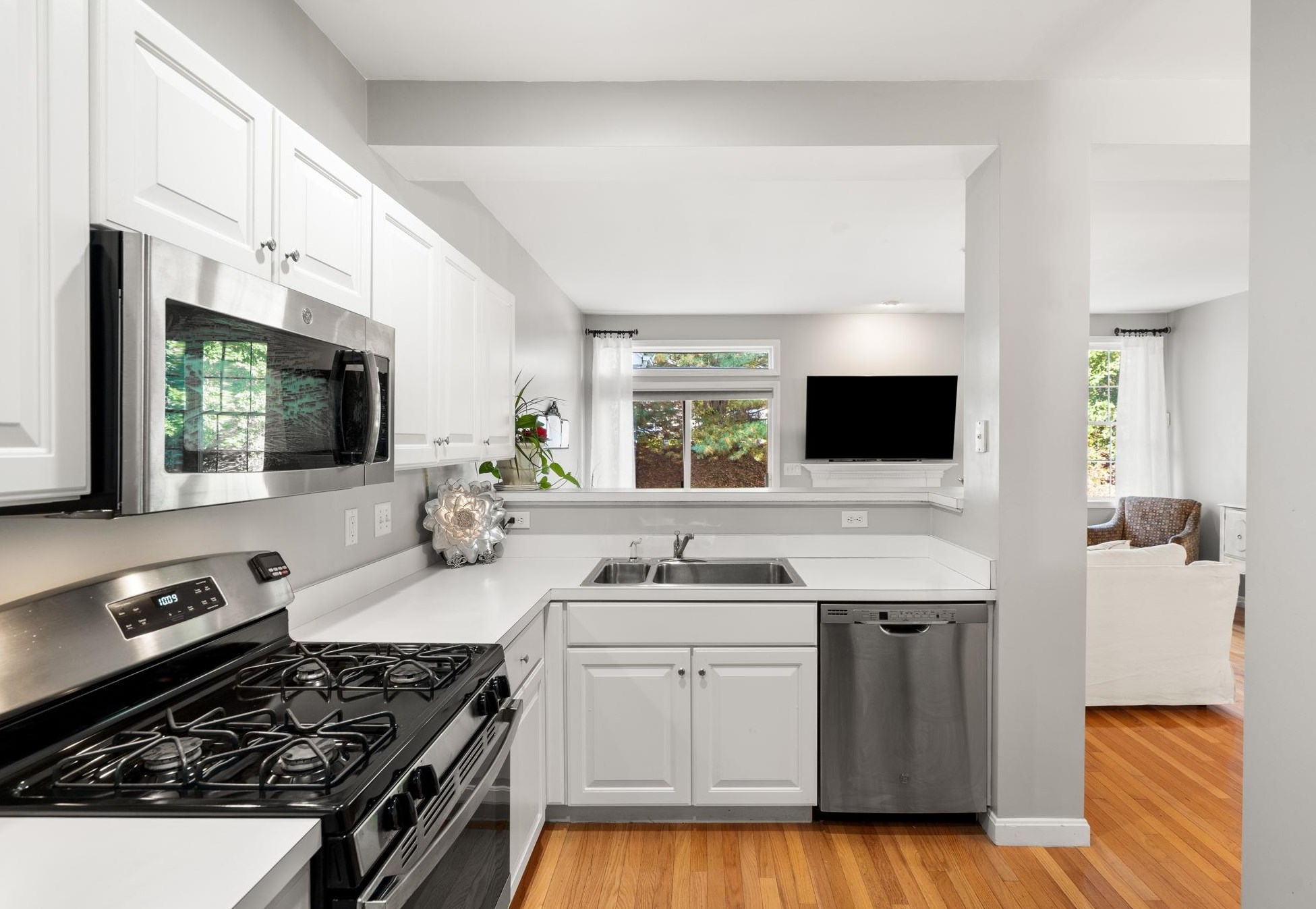 12 Edward Cir, Manchester NH  03110-6867 exterior