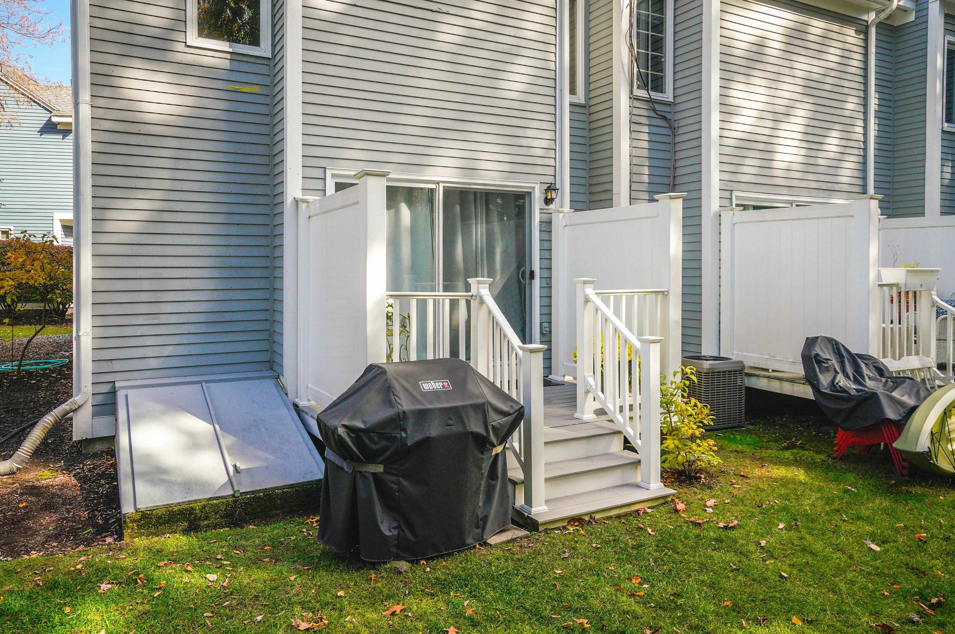 39 Merrimack Dr, Merrimack NH  03054-4850 exterior