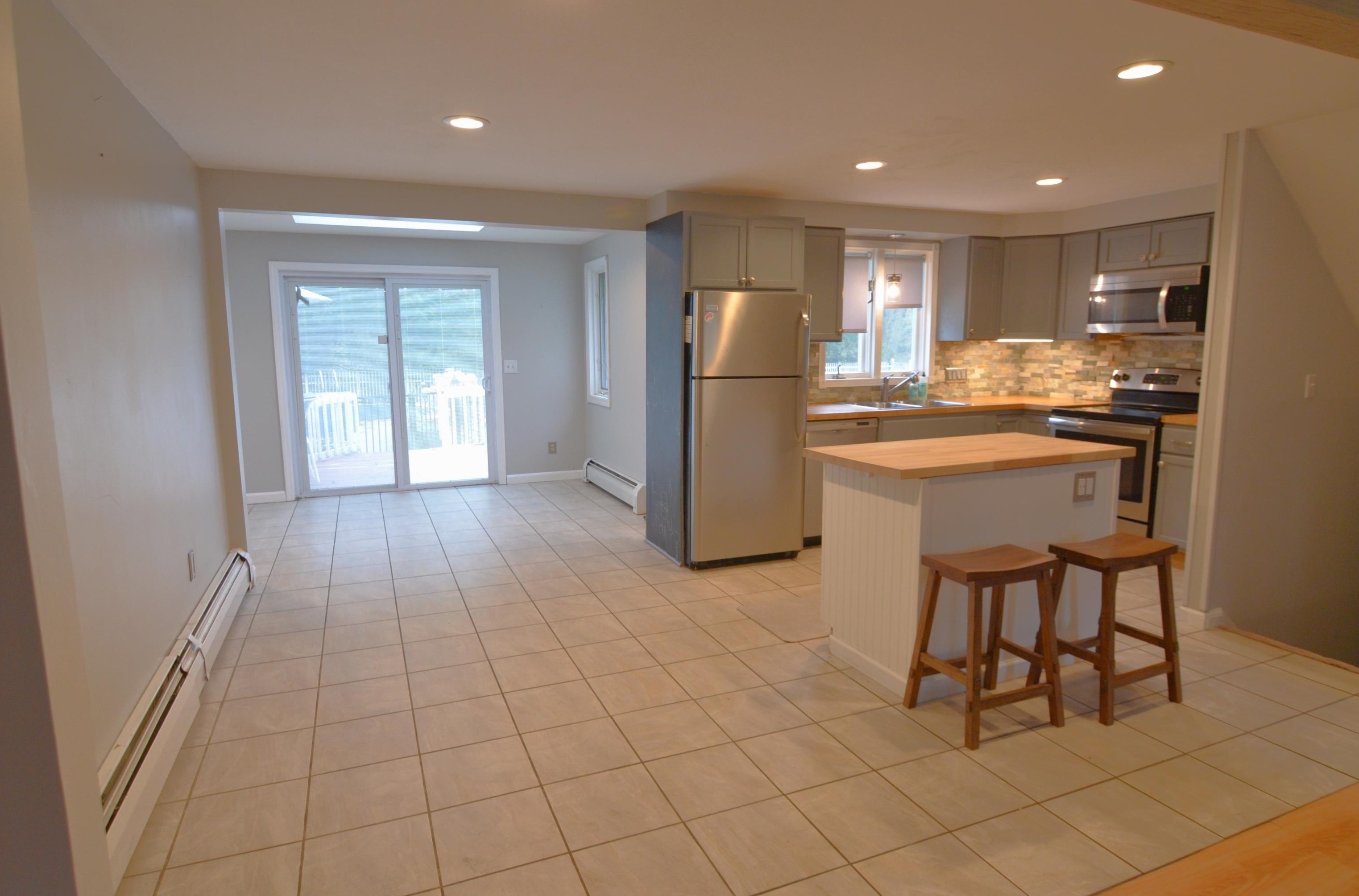 8 Clay St, Merrimack NH  03054-3248 exterior