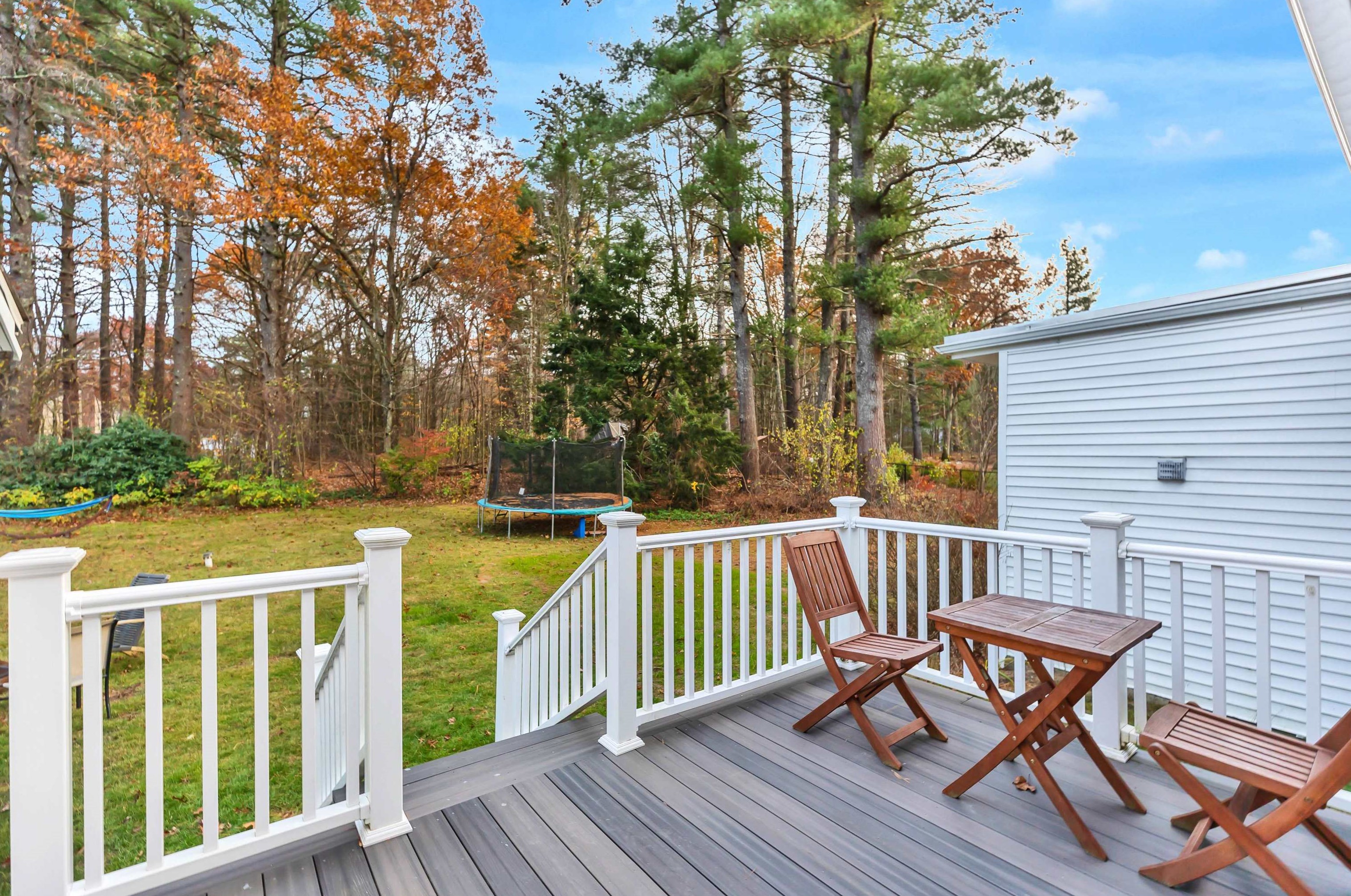 34 Sebbins Pond Dr, Manchester NH  03110-6630 exterior