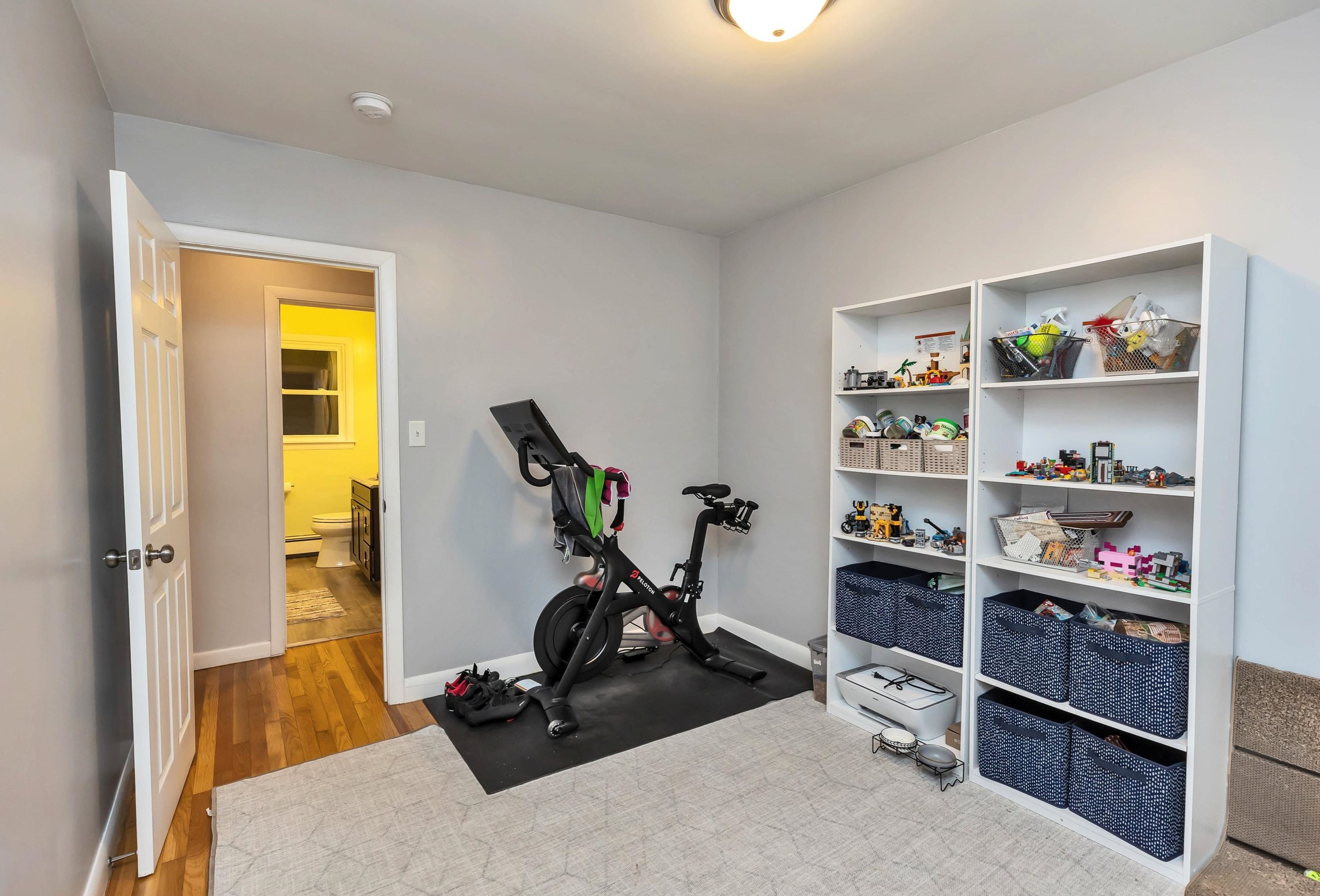 34 Sebbins Pond Dr, Manchester NH  03110-6630 exterior