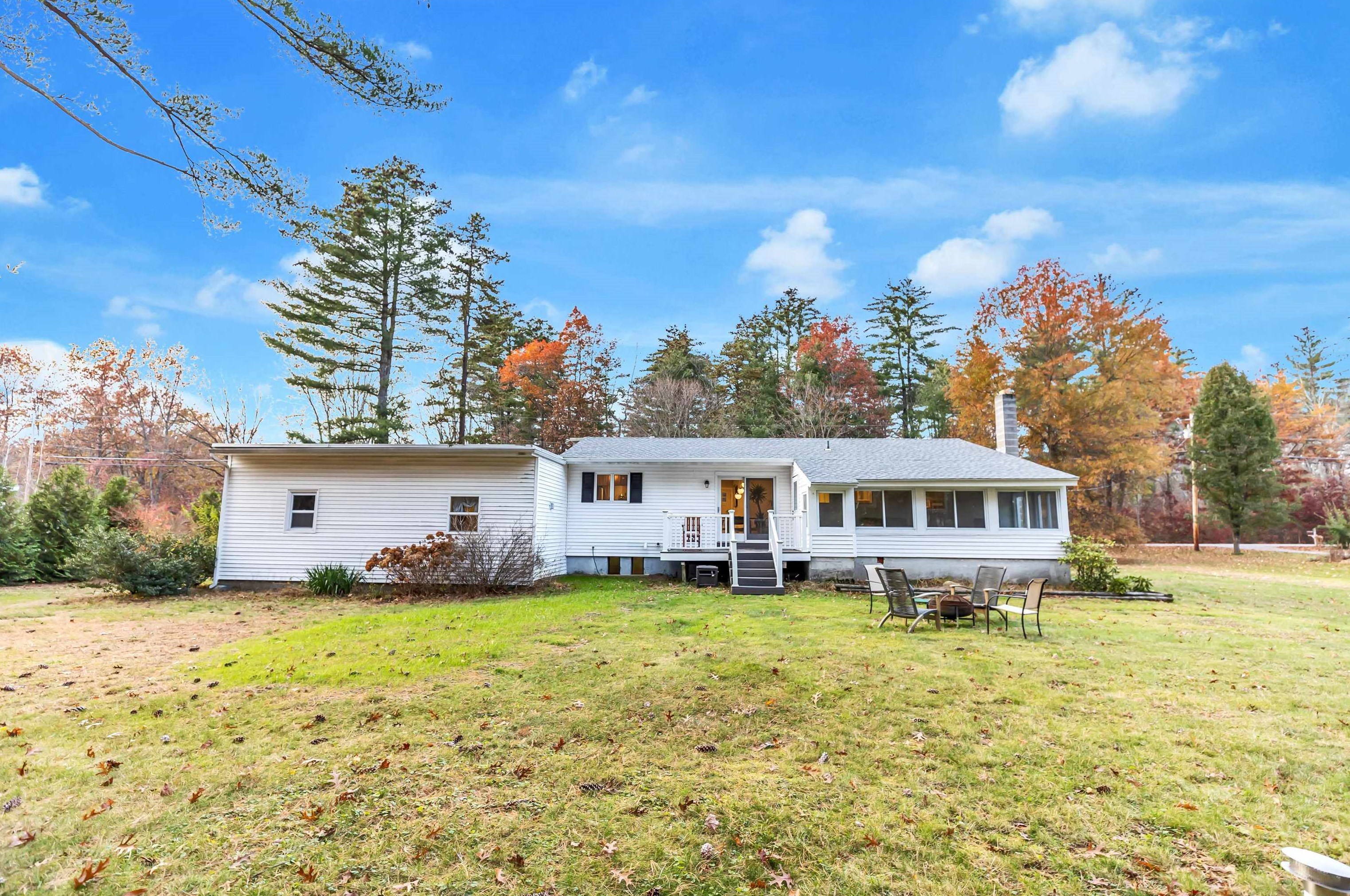 34 Sebbins Pond Dr, Manchester NH  03110-6630 exterior