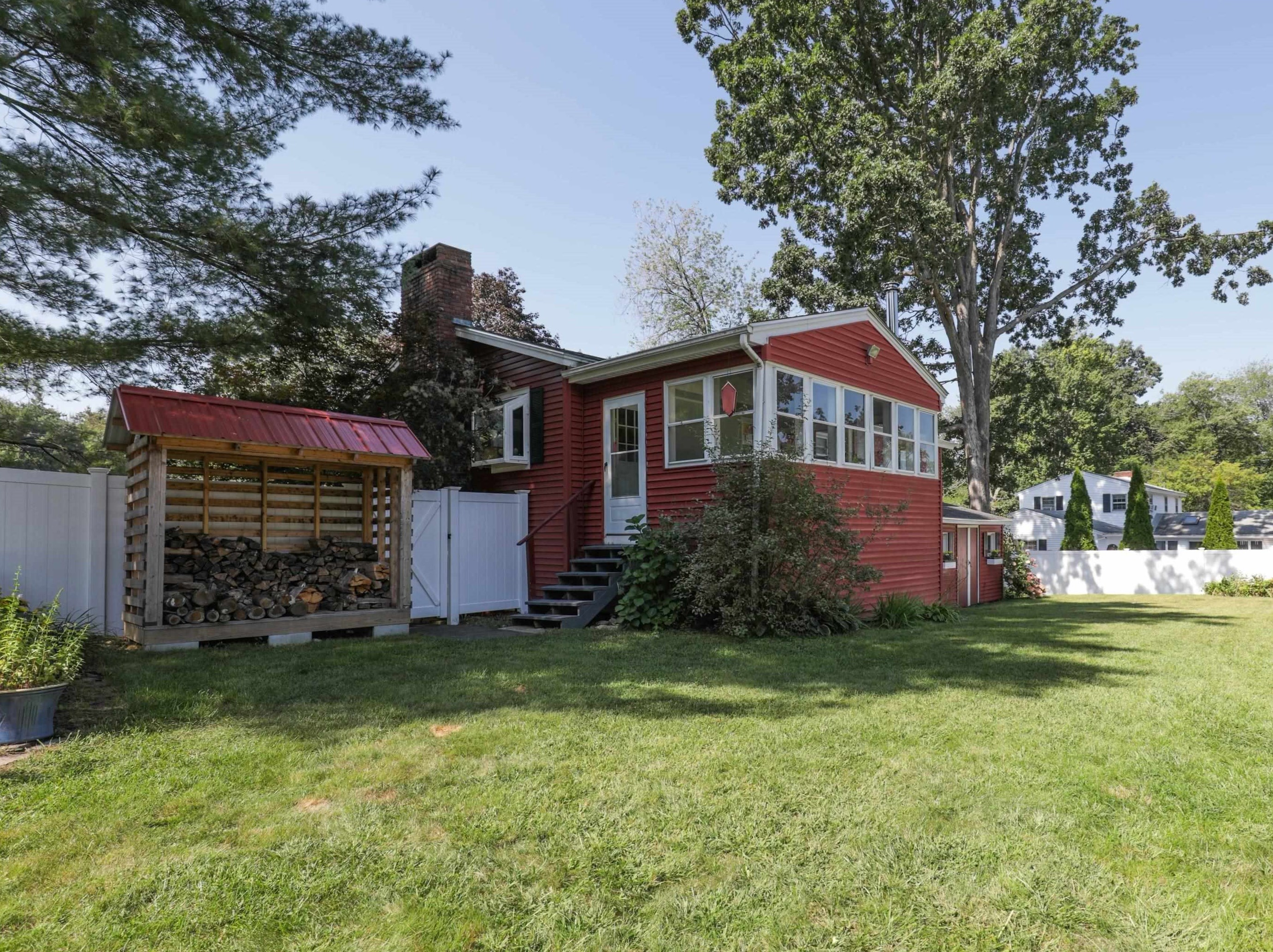 6 Kennedy Dr, Manchester NH  03110-5514 exterior