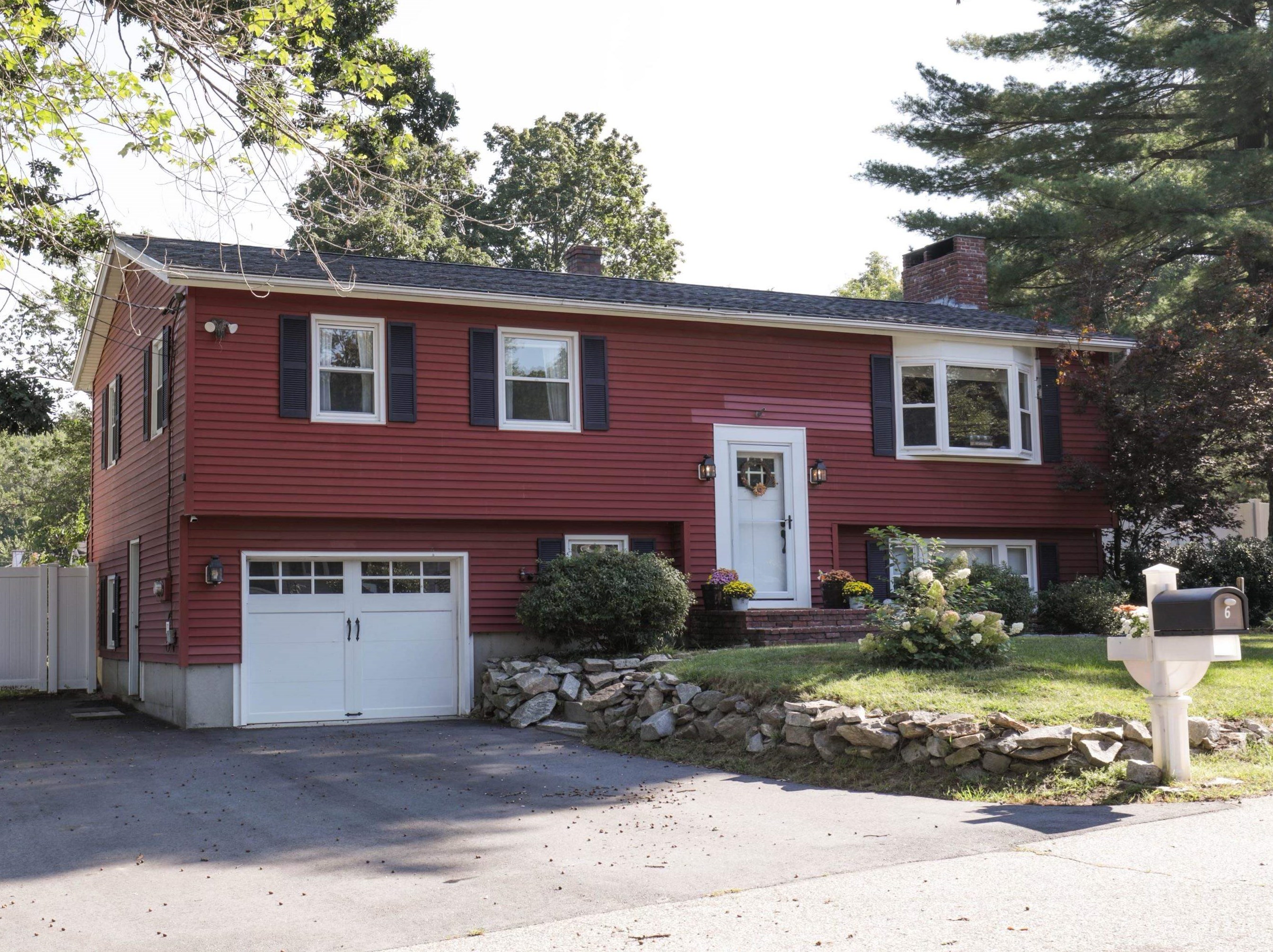 6 Kennedy Dr, Manchester NH  03110-5514 exterior