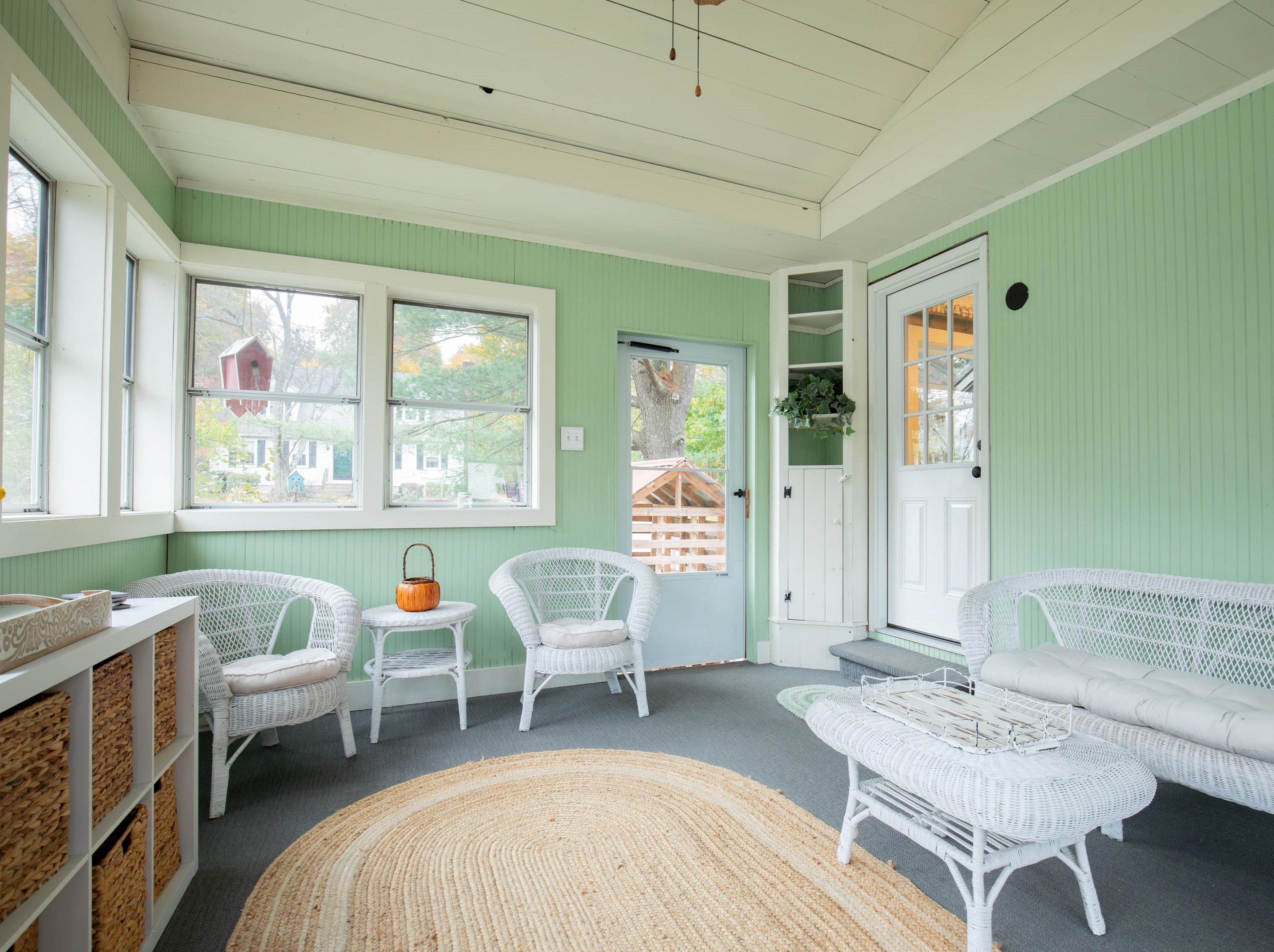 6 Kennedy Dr, Manchester NH  03110-5514 exterior