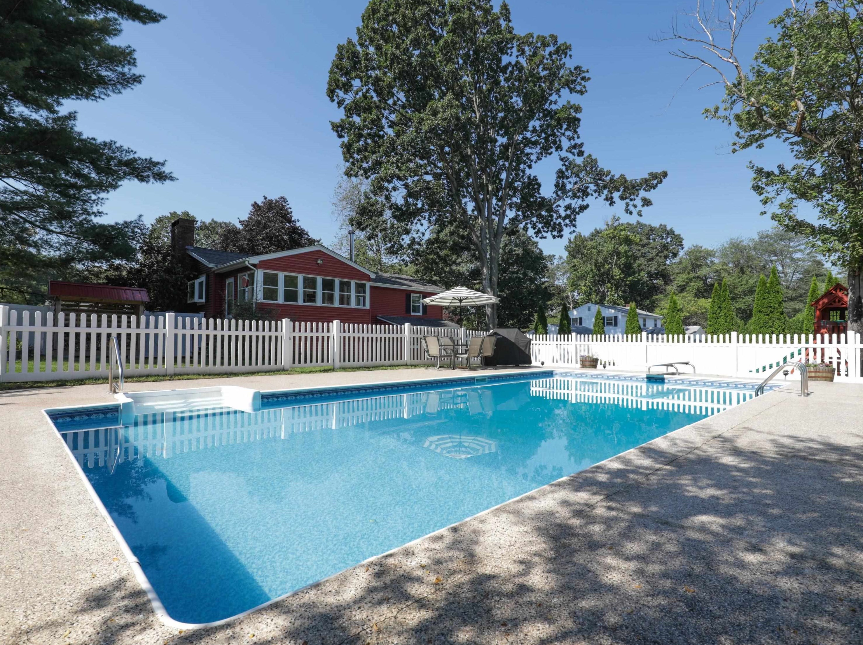 6 Kennedy Dr, Manchester NH  03110-5514 exterior