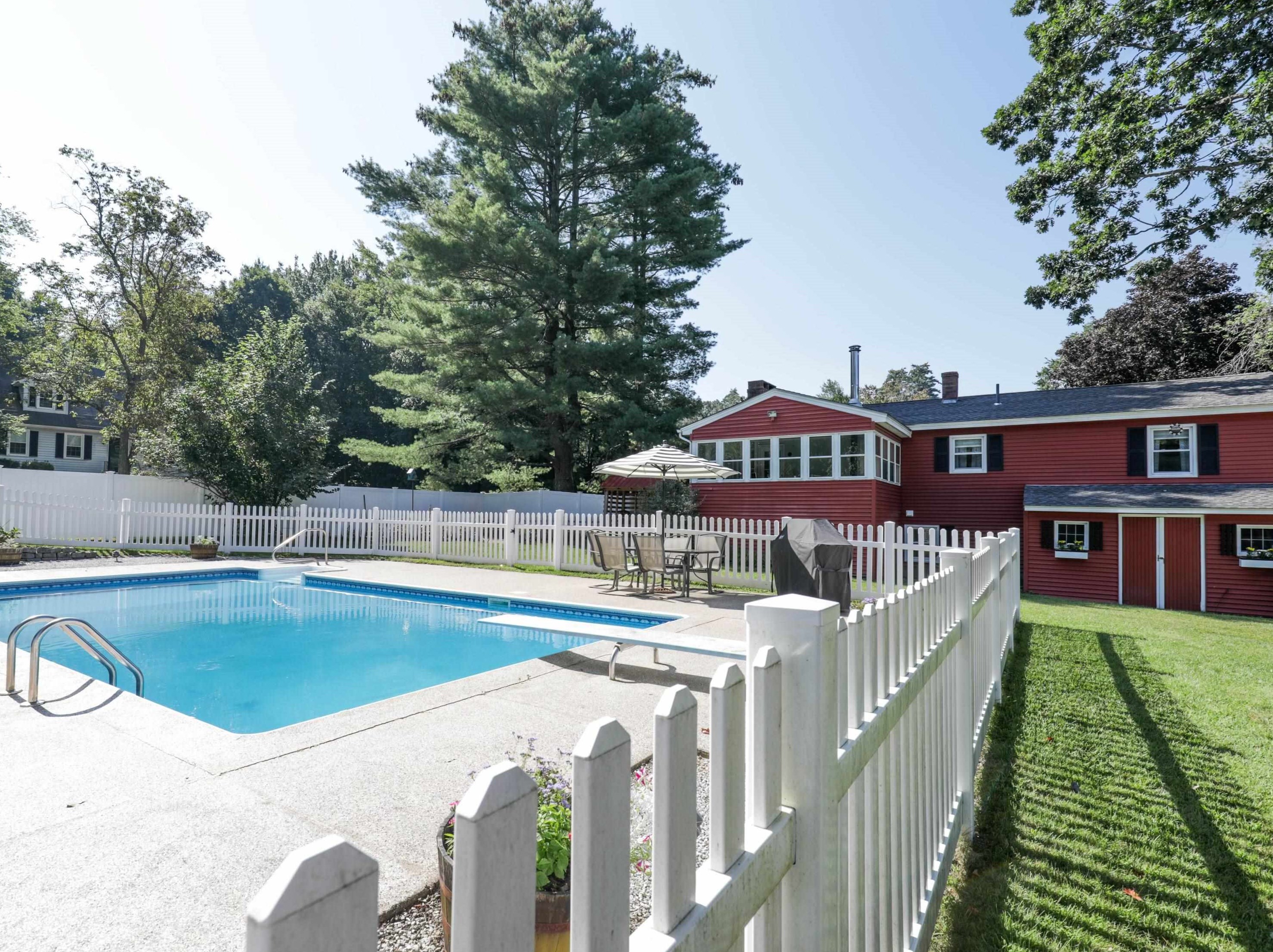 6 Kennedy Dr, Manchester NH  03110-5514 exterior