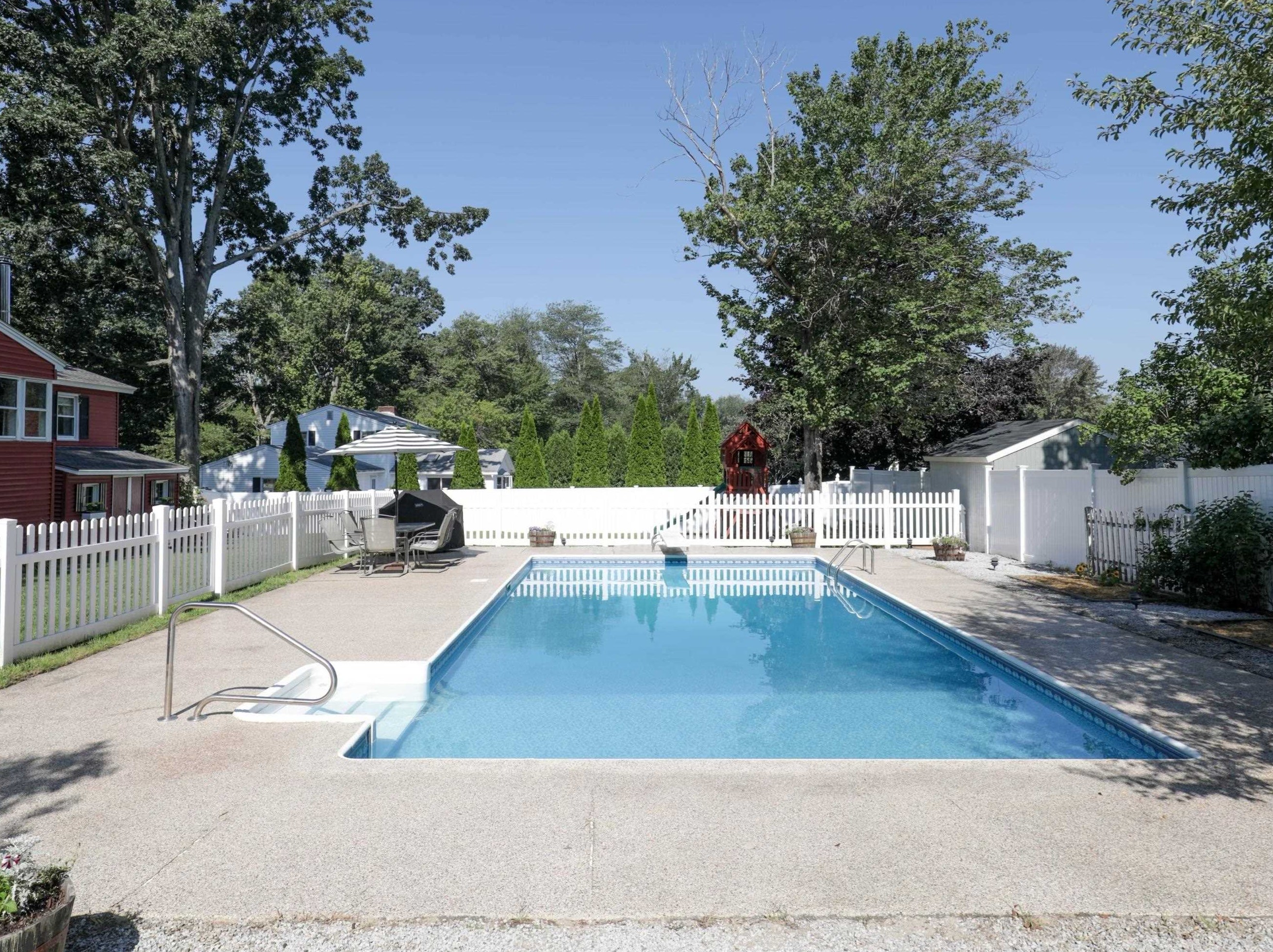 6 Kennedy Dr, Manchester NH  03110-5514 exterior