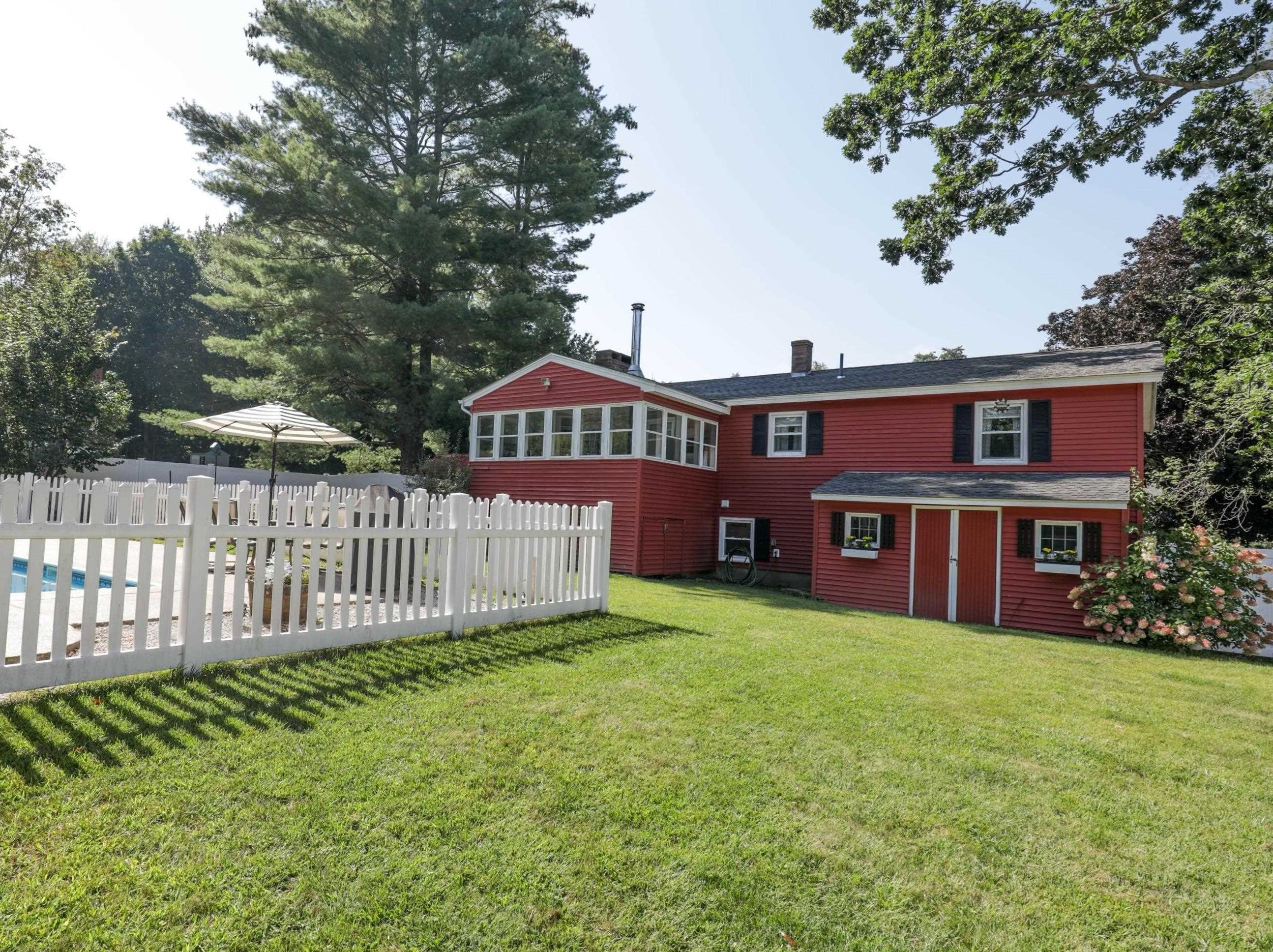 6 Kennedy Dr, Manchester NH  03110-5514 exterior