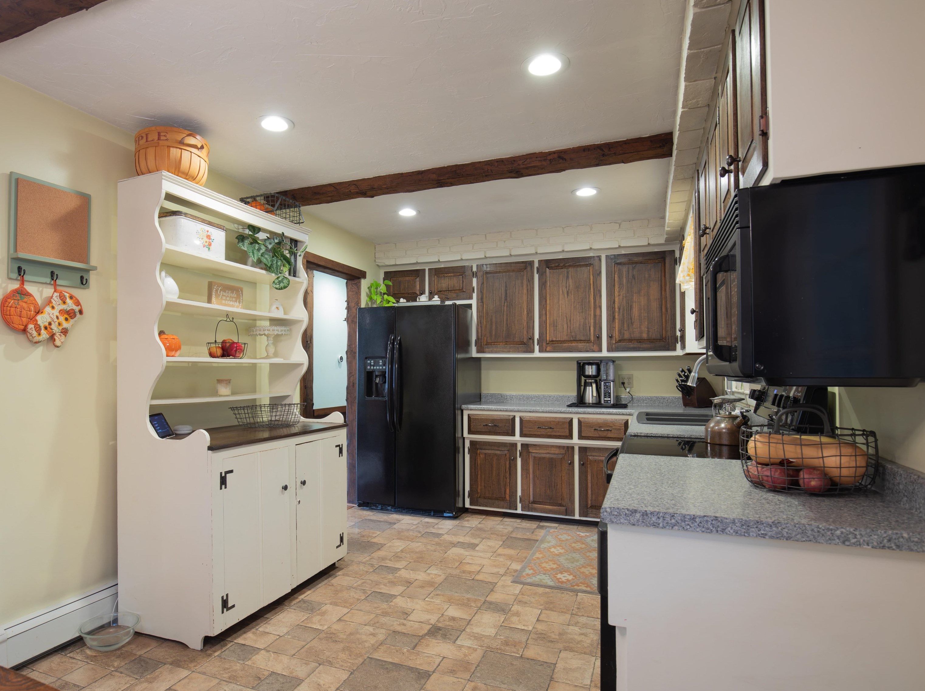 6 Kennedy Dr, Manchester NH  03110-5514 exterior