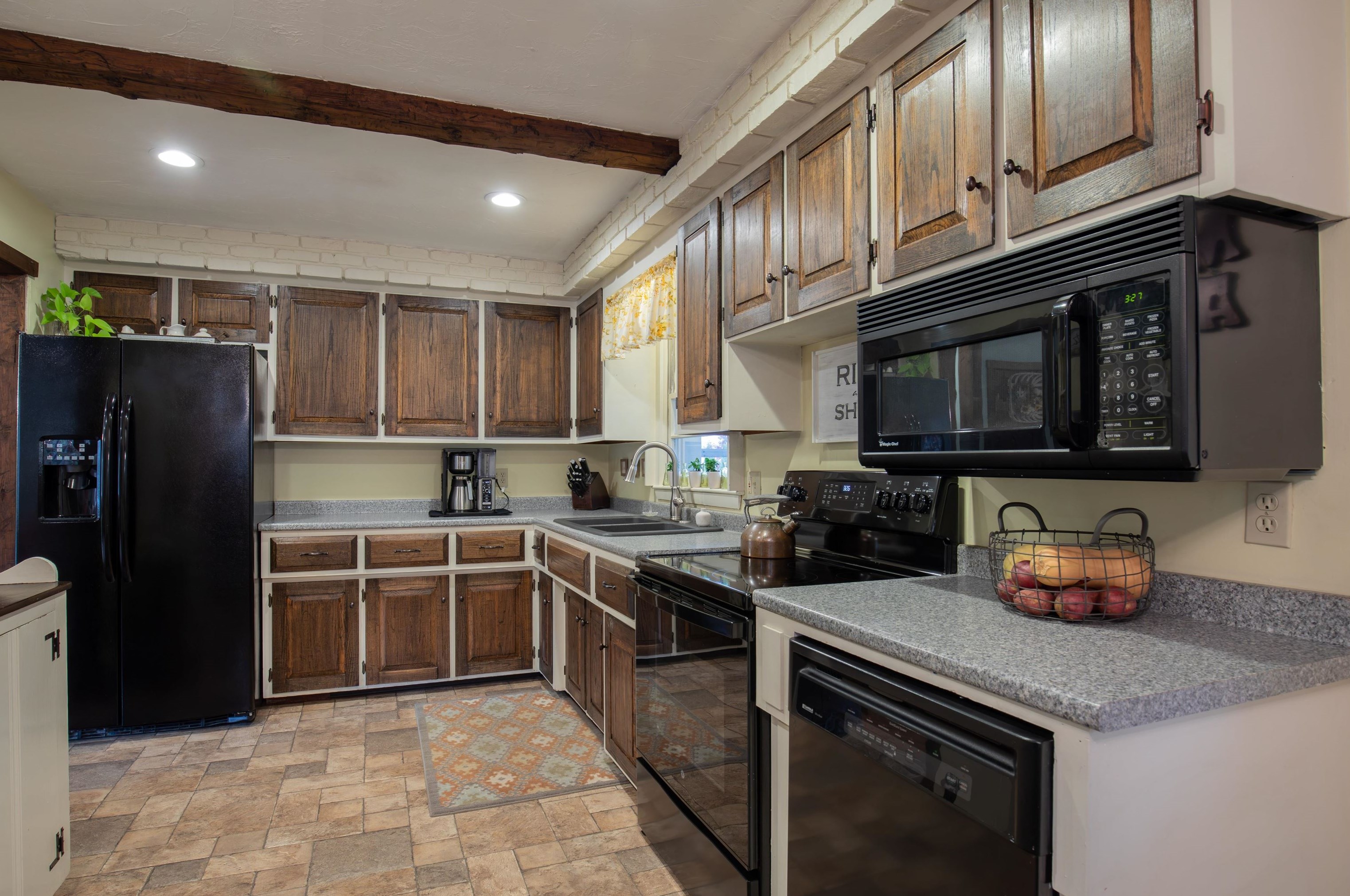 6 Kennedy Dr, Manchester NH  03110-5514 exterior