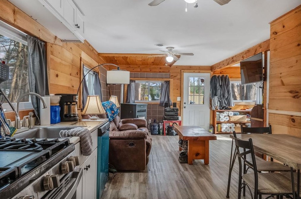 3 Hollywood Ave, Raymond, NH 03077