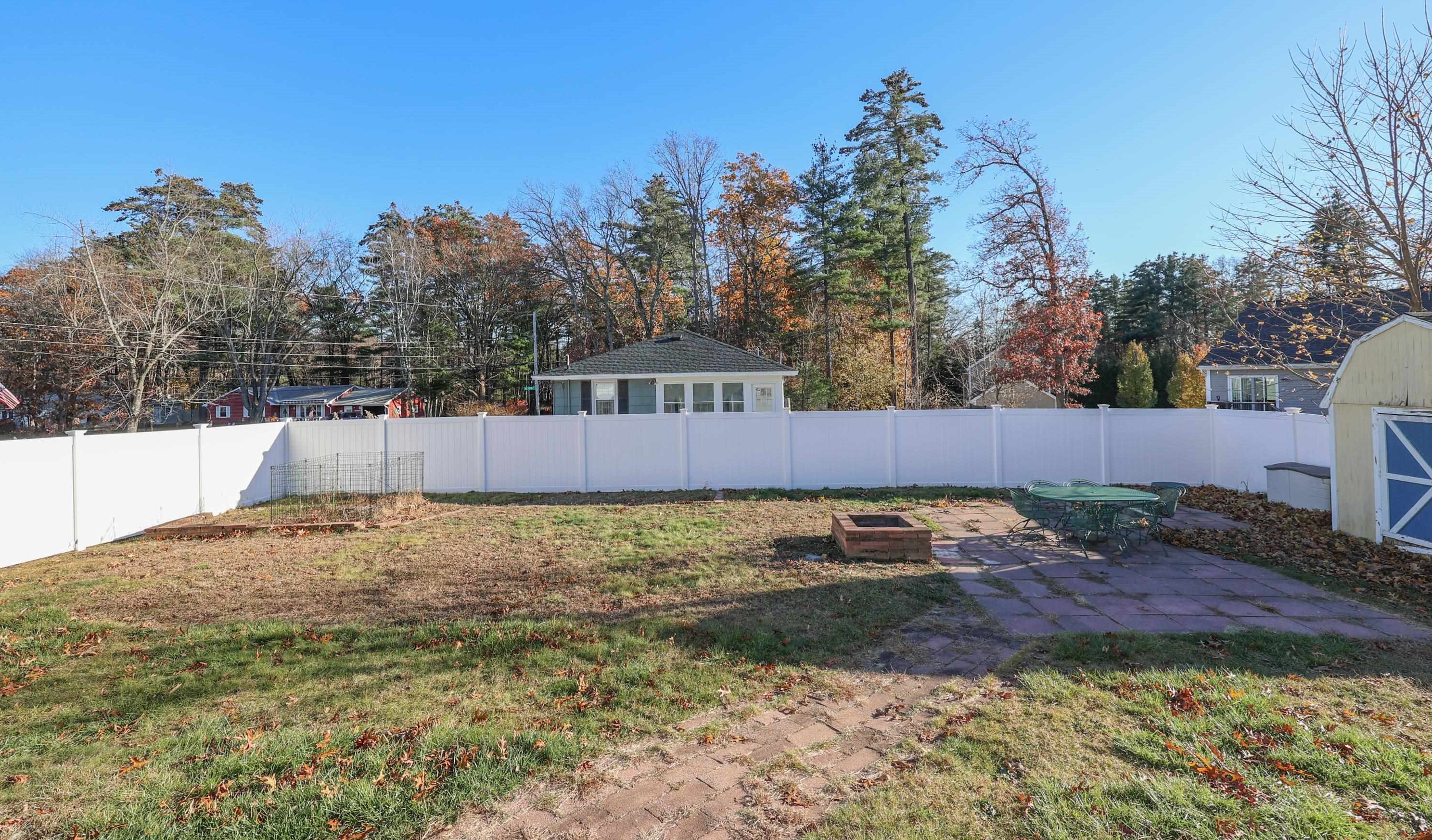 15 Ledge Rd, Hudson NH  03051-3719 exterior