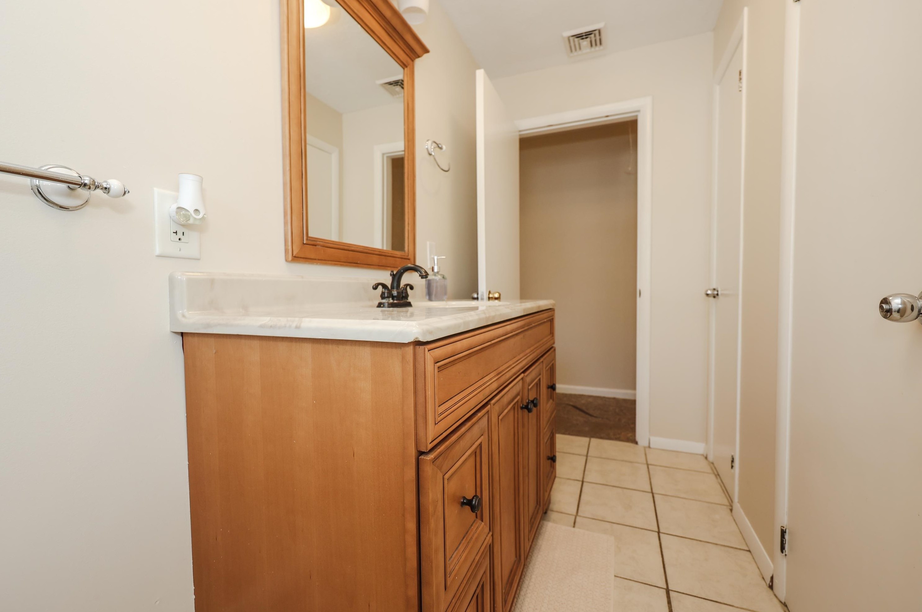 15 Ledge Rd, Hudson NH  03051-3719 exterior