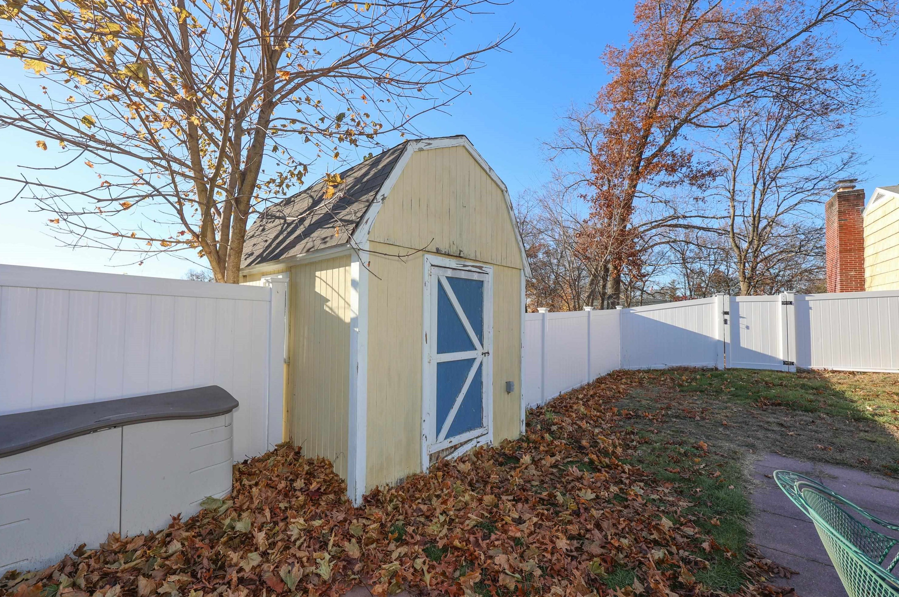 15 Ledge Rd, Hudson NH  03051-3719 exterior