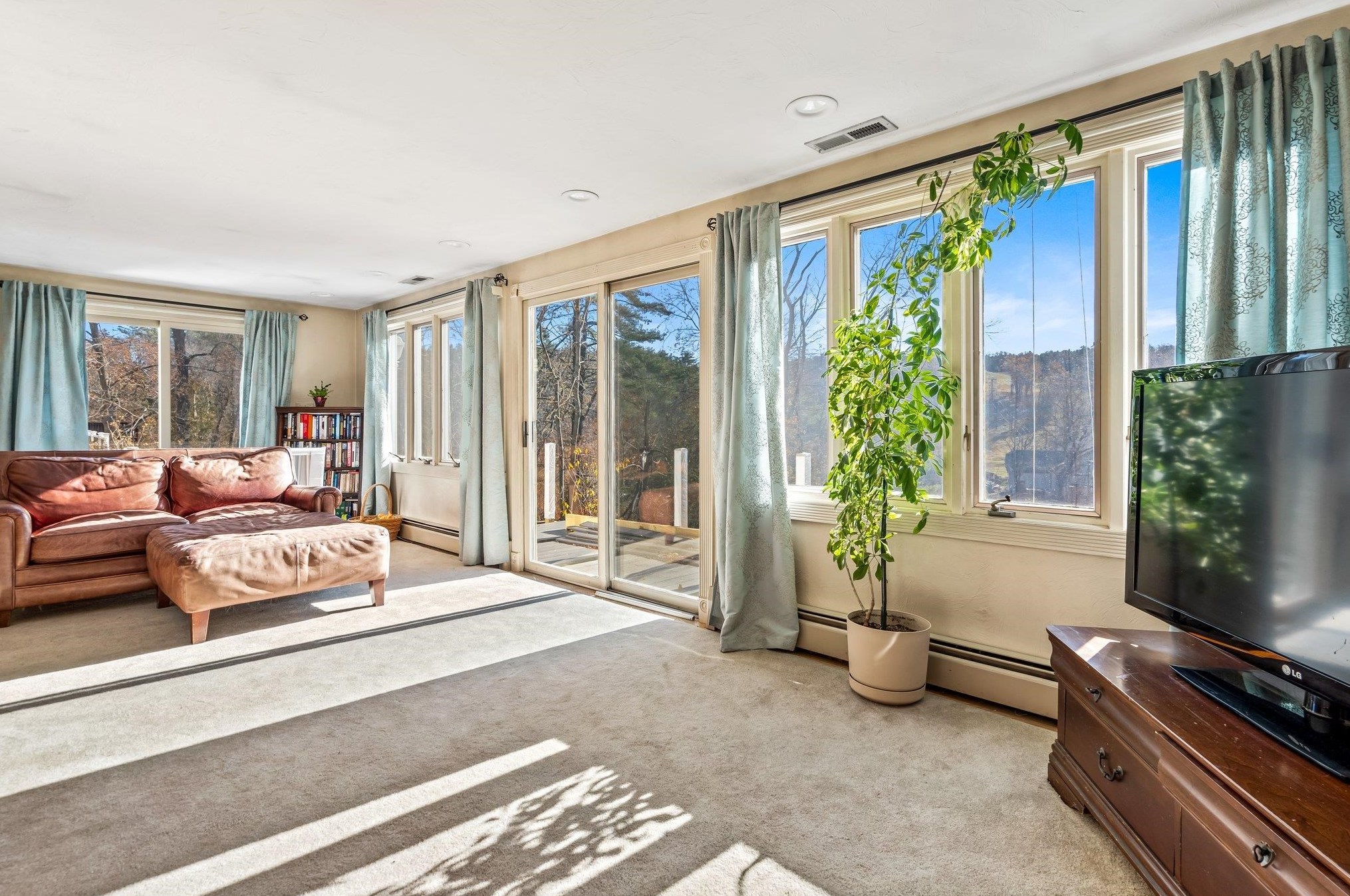 111 Kennard Rd, Manchester NH  03104-4024 exterior