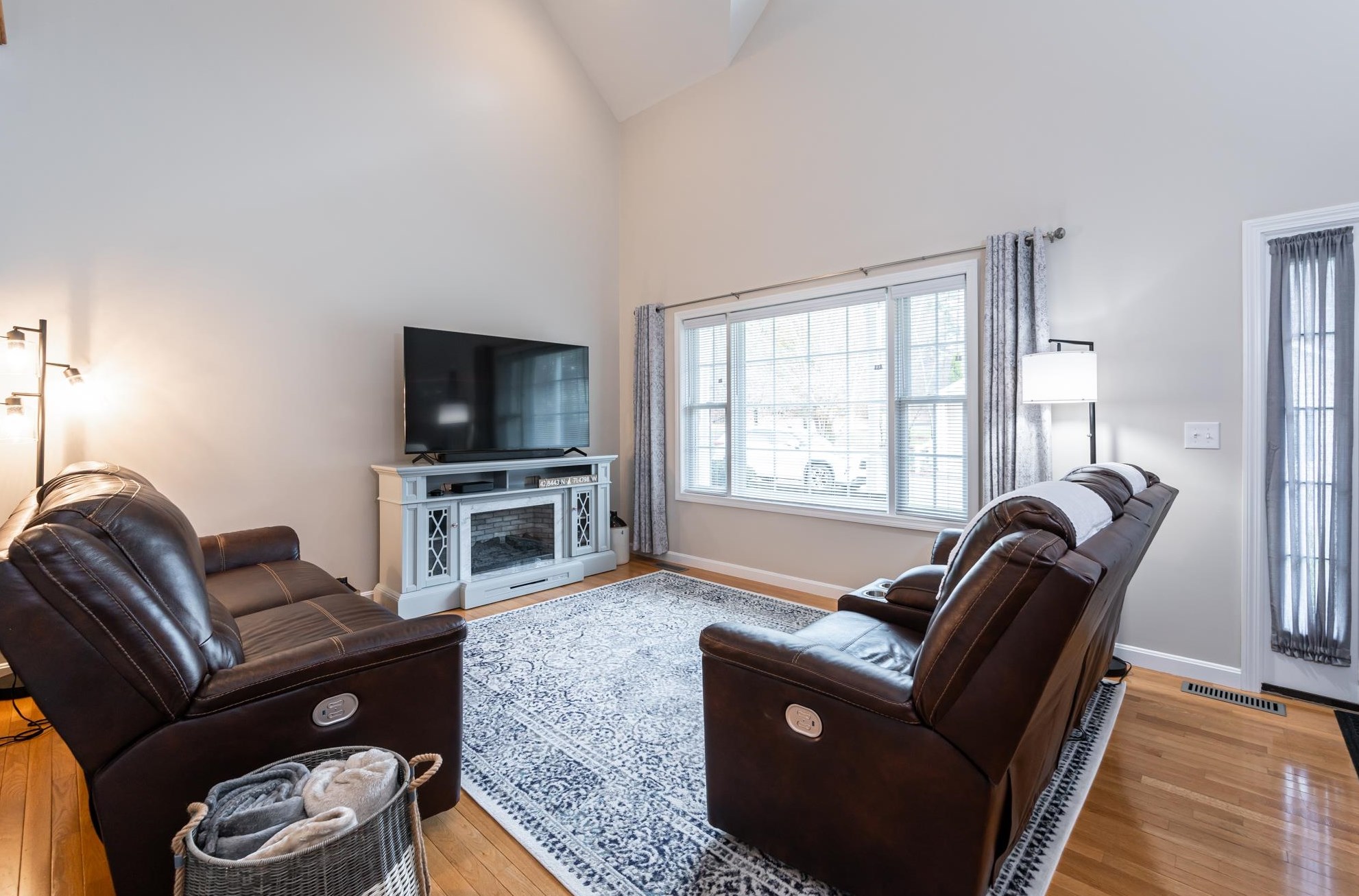 3 Sugar Hill Ln, Hudson NH  03052-2646 exterior