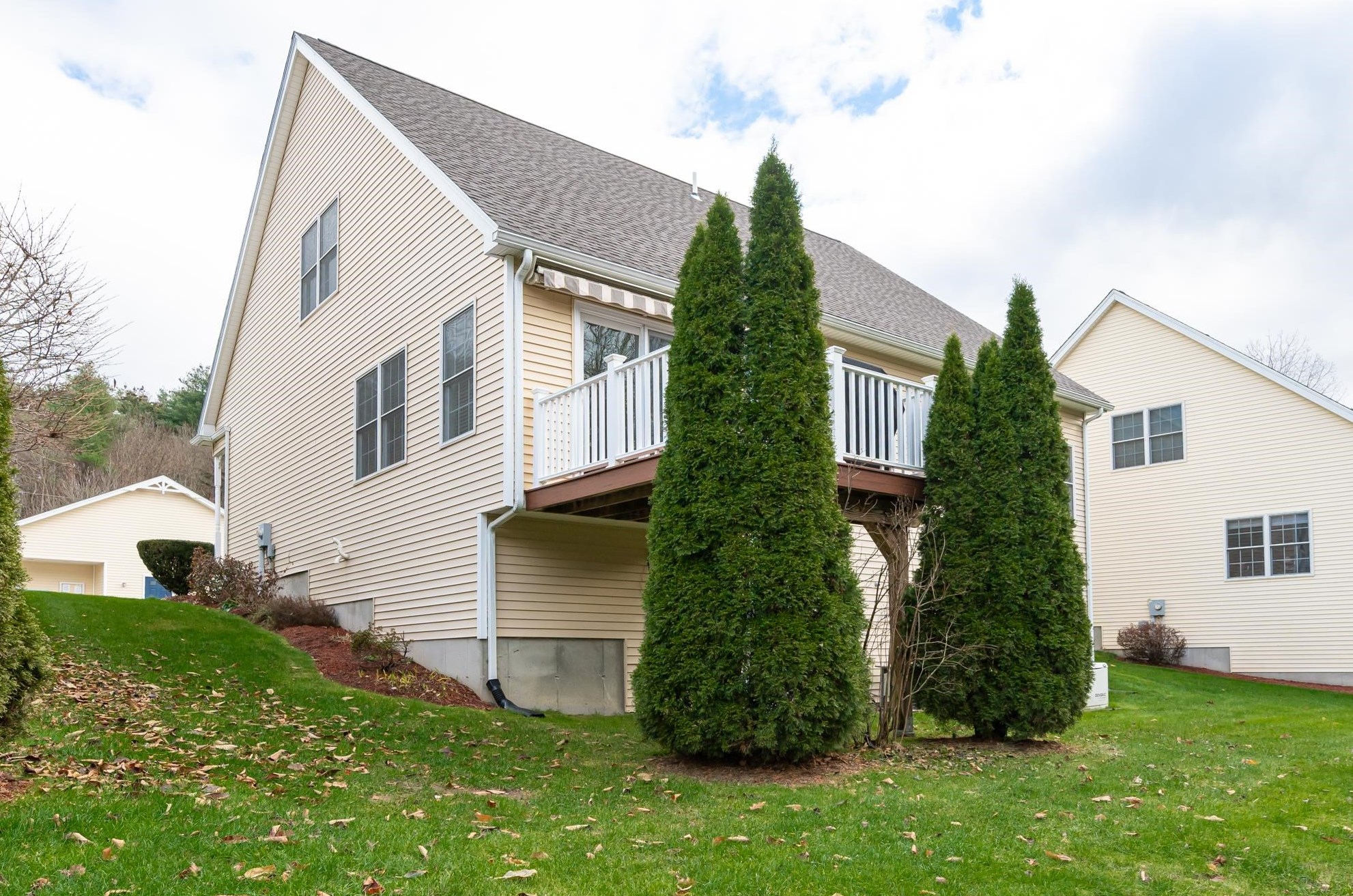 3 Sugar Hill Ln, Hudson NH  03052-2646 exterior