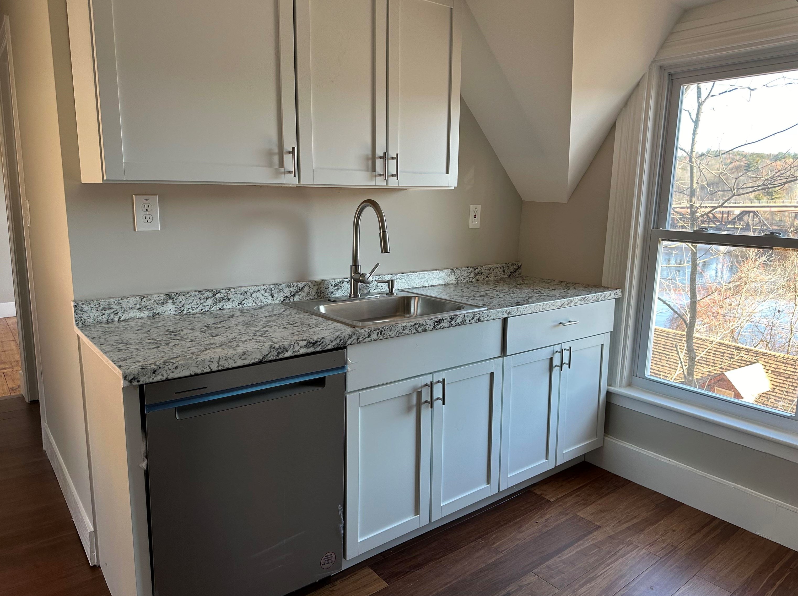 449 River Rd, Manchester NH  03110-6833 exterior