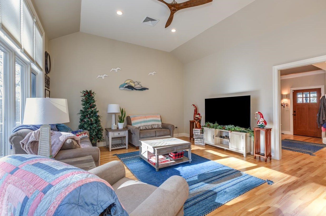 160 Littleworth Rd, Dover NH  03820-8309 exterior