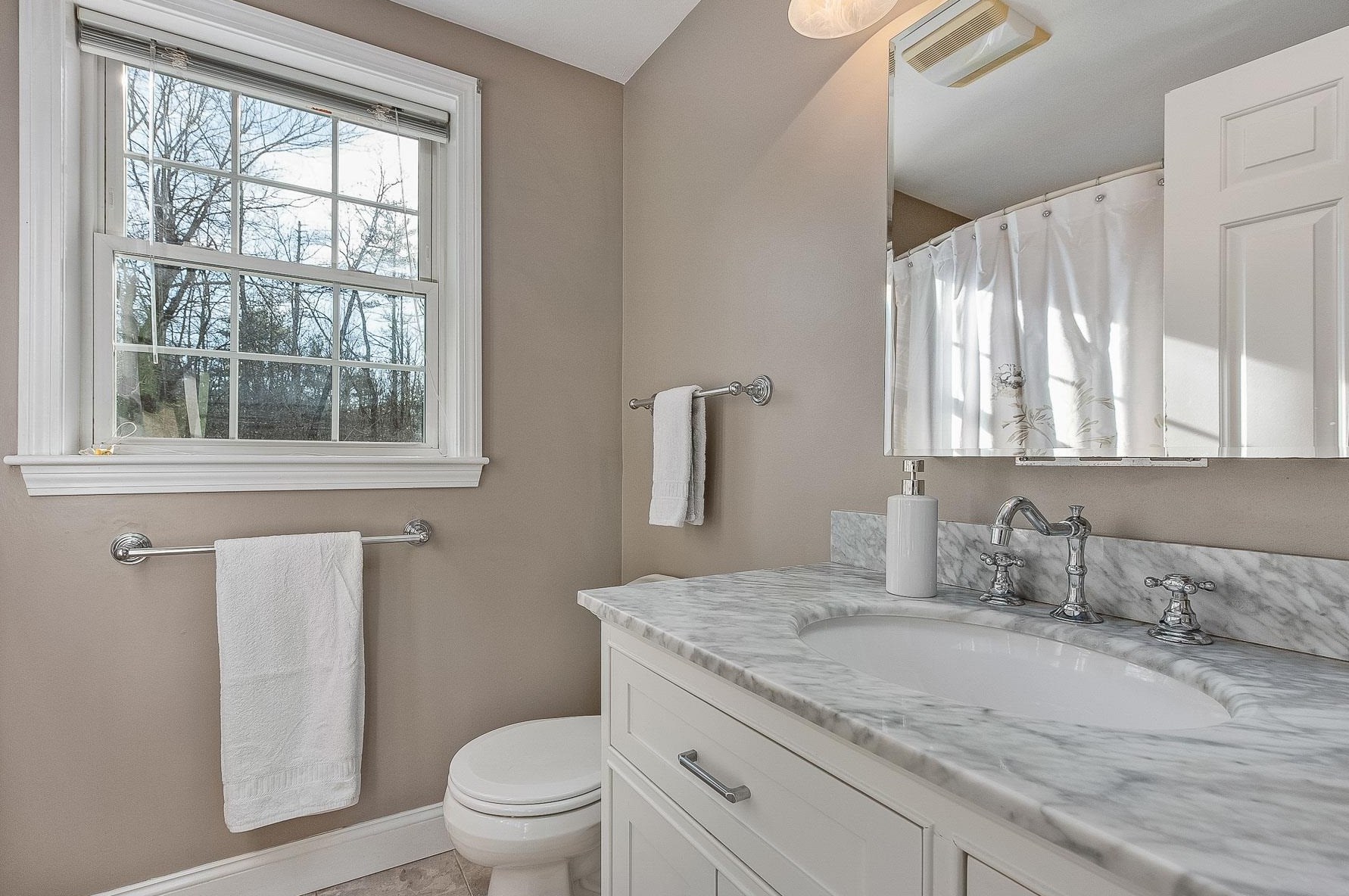 57 Ladyslipper Dr, Newmarket NH 03857-2066 exterior