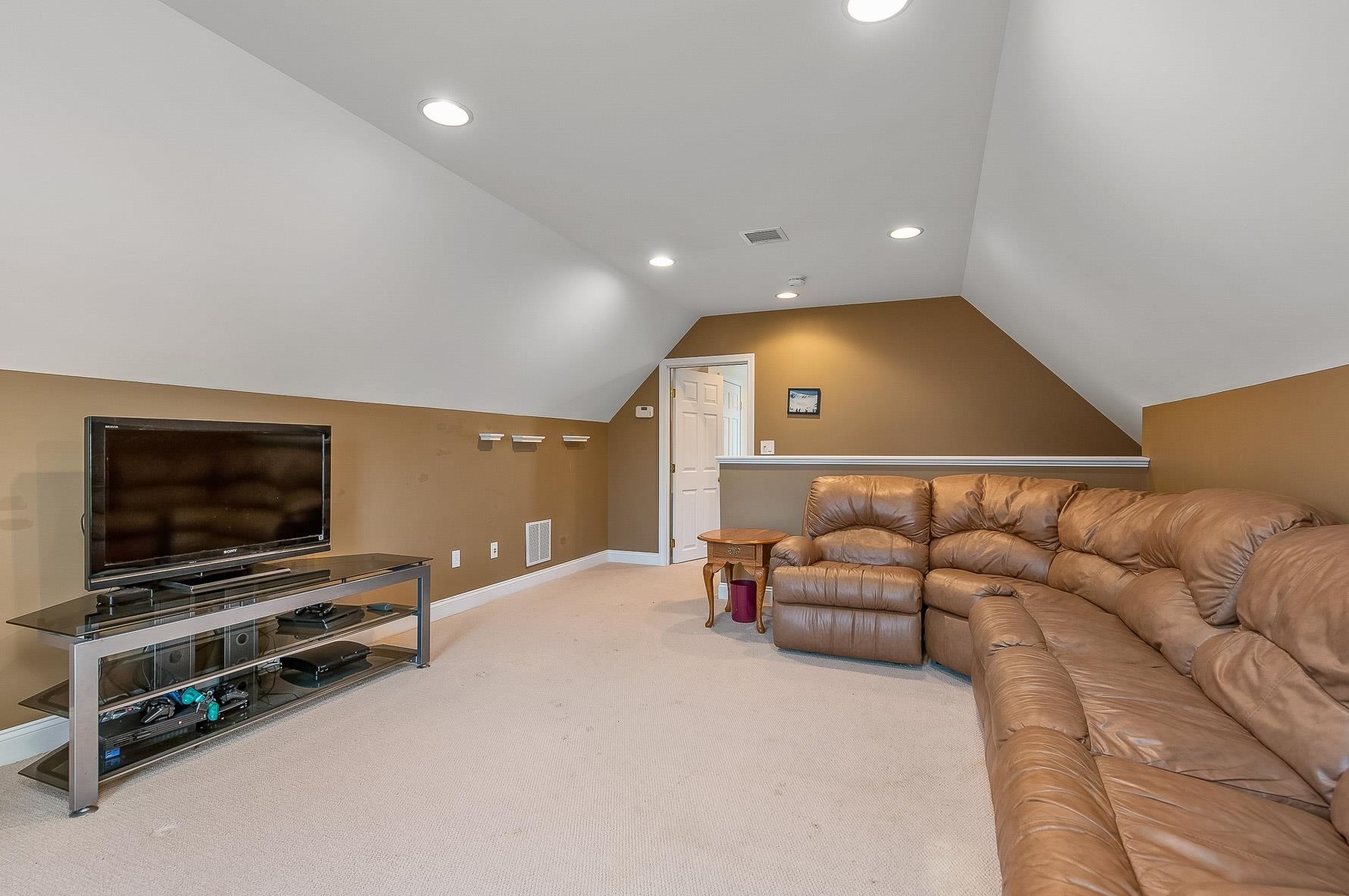 57 Ladyslipper Dr, Newmarket NH 03857-2066 exterior