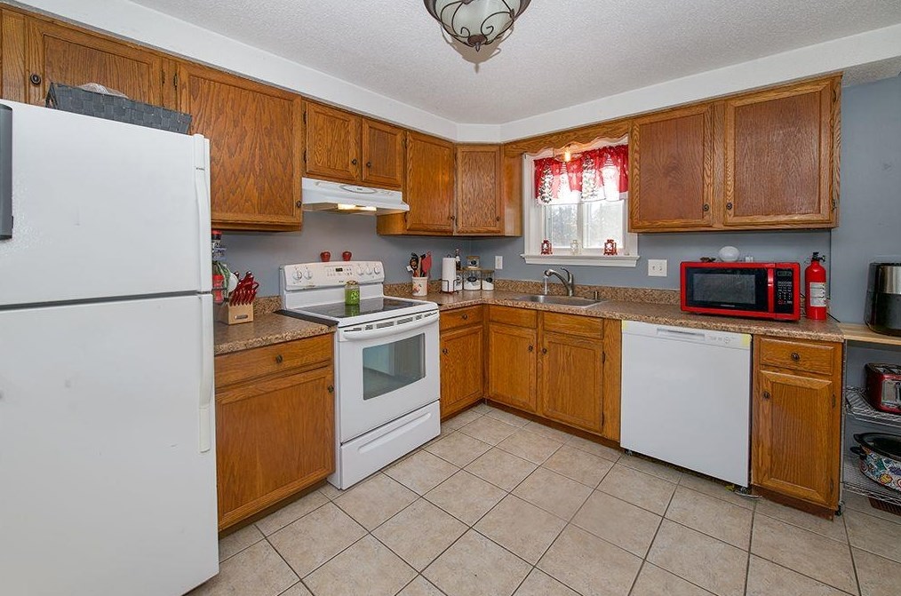 566 Titus Ave, Manchester NH  03103-5898 exterior