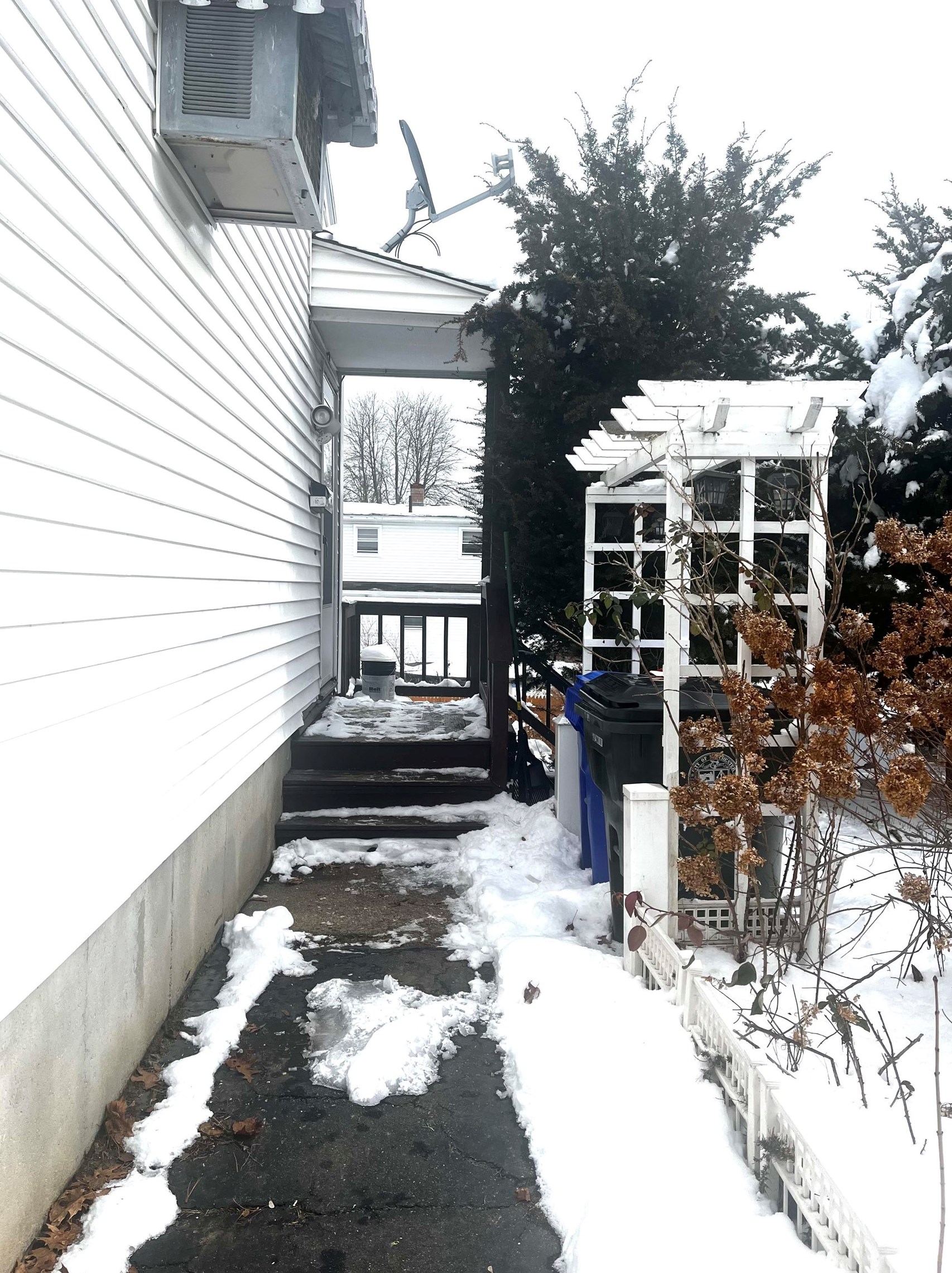 359 Mammoth Rd, Manchester NH  03109-4911 exterior