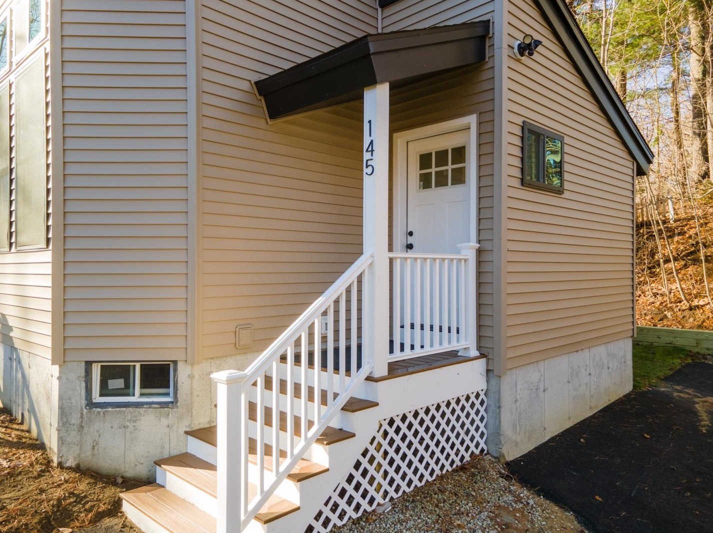 145 4 St, Dover NH 03820-2900 exterior