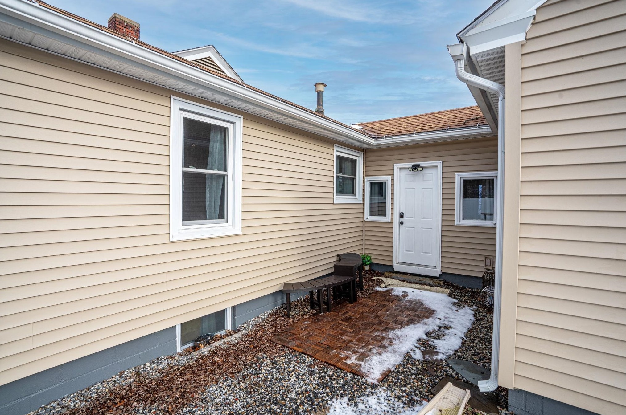 428 Mast Rd, Manchester NH  03102-3325 exterior