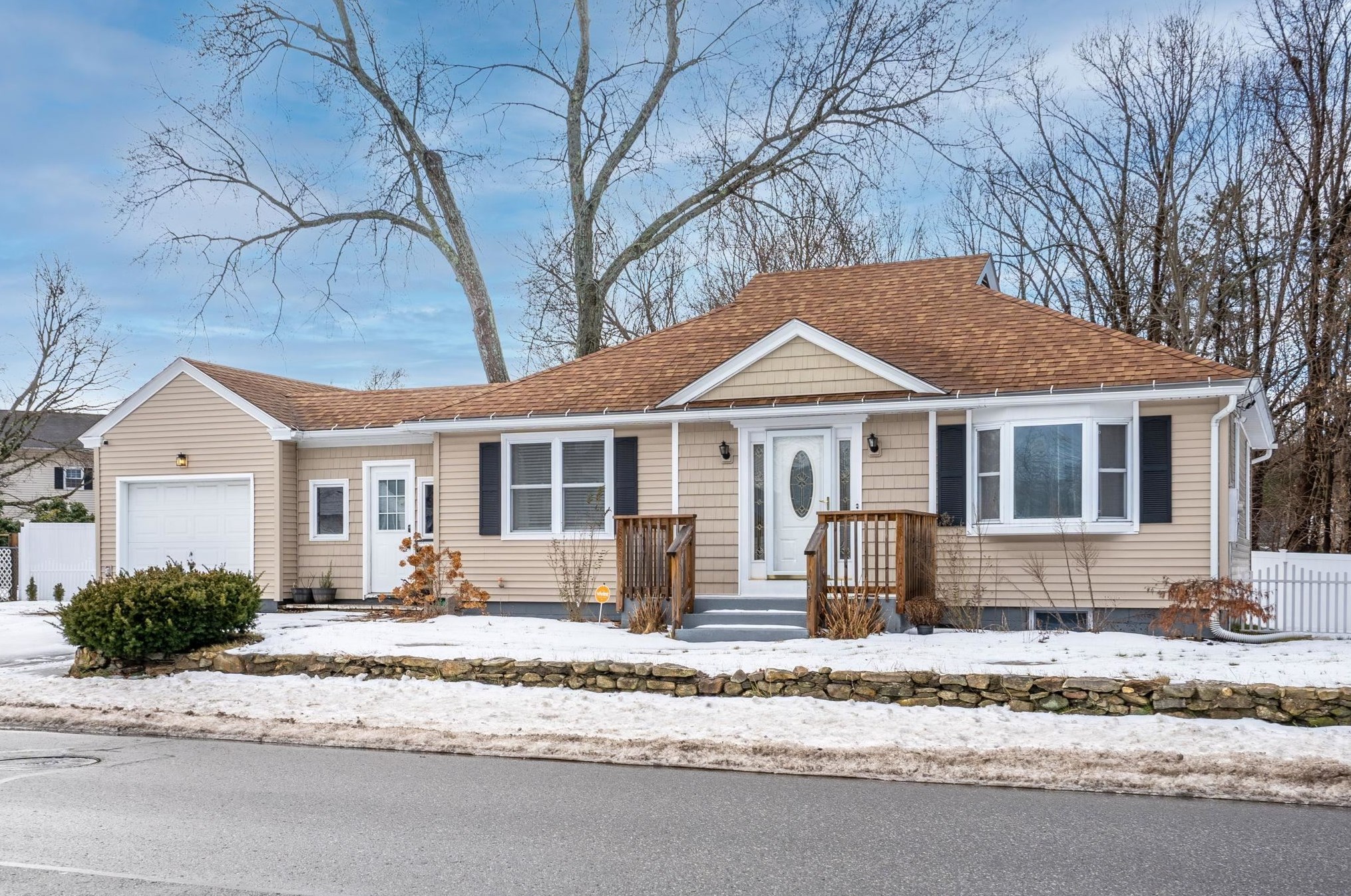 428 Mast Rd, Manchester NH  03102-3325 exterior