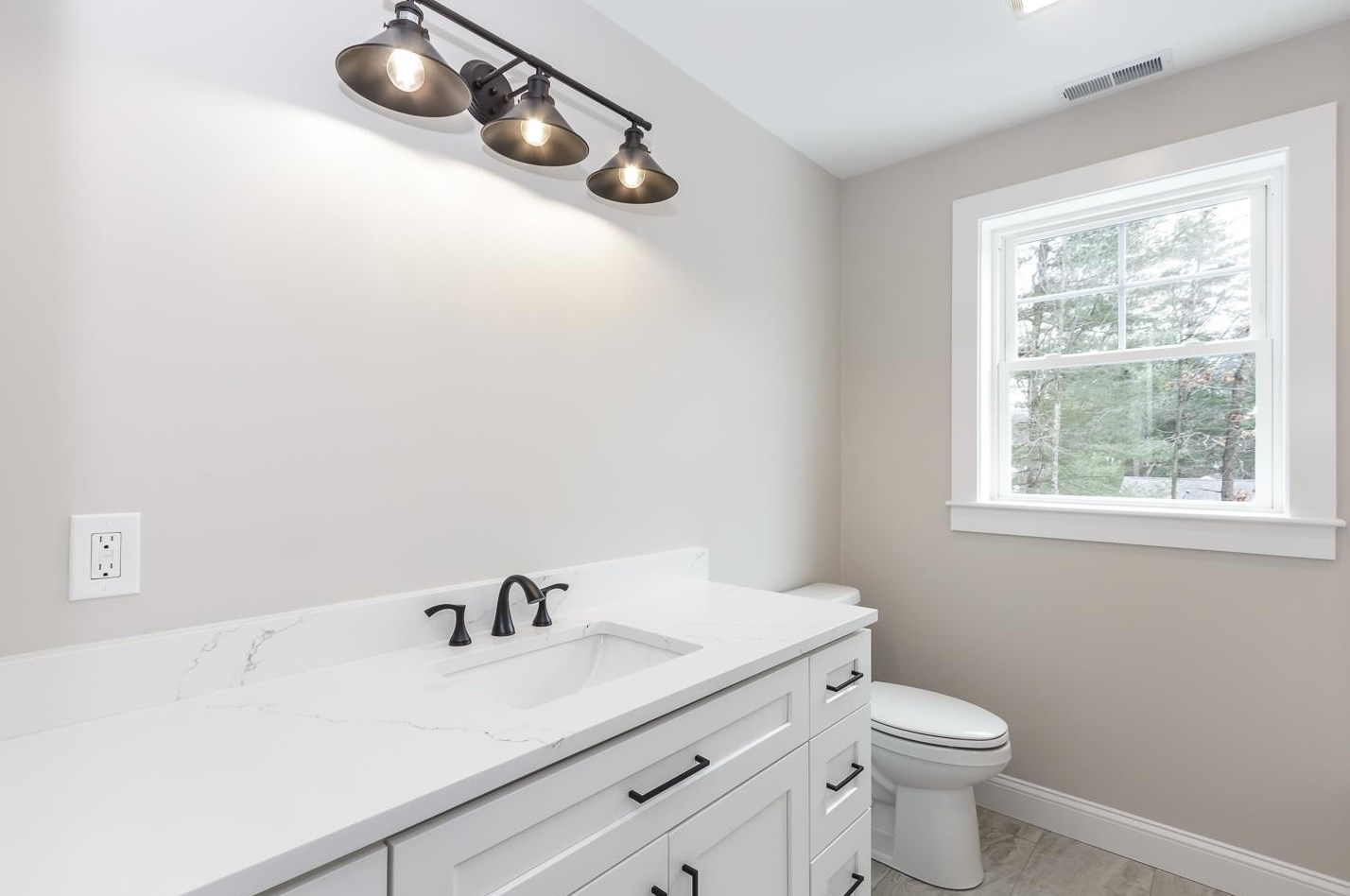 12 King, Salem NH  03079 exterior