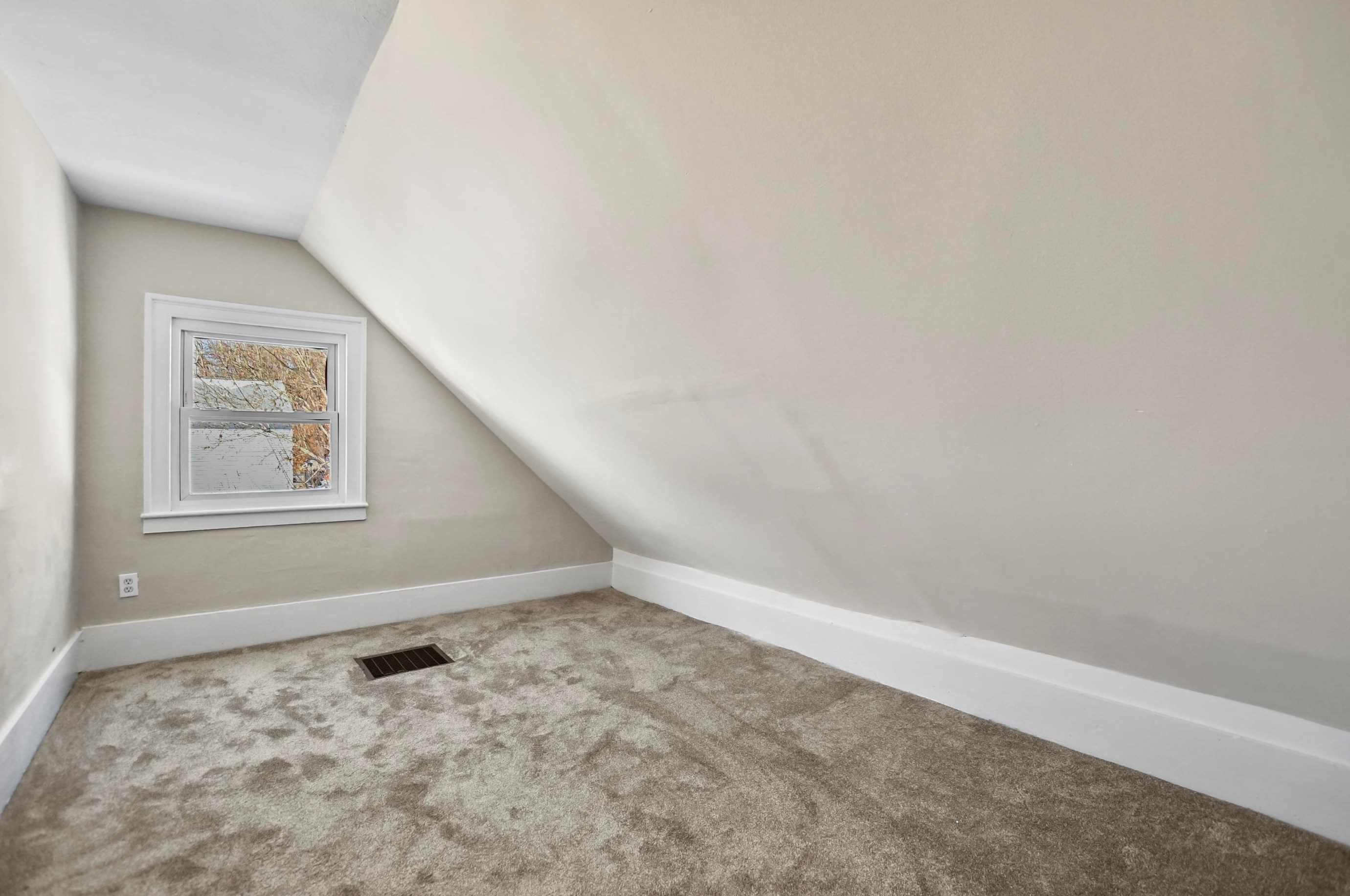 30 Dundee Ave, Manchester NH  03106-1426 exterior