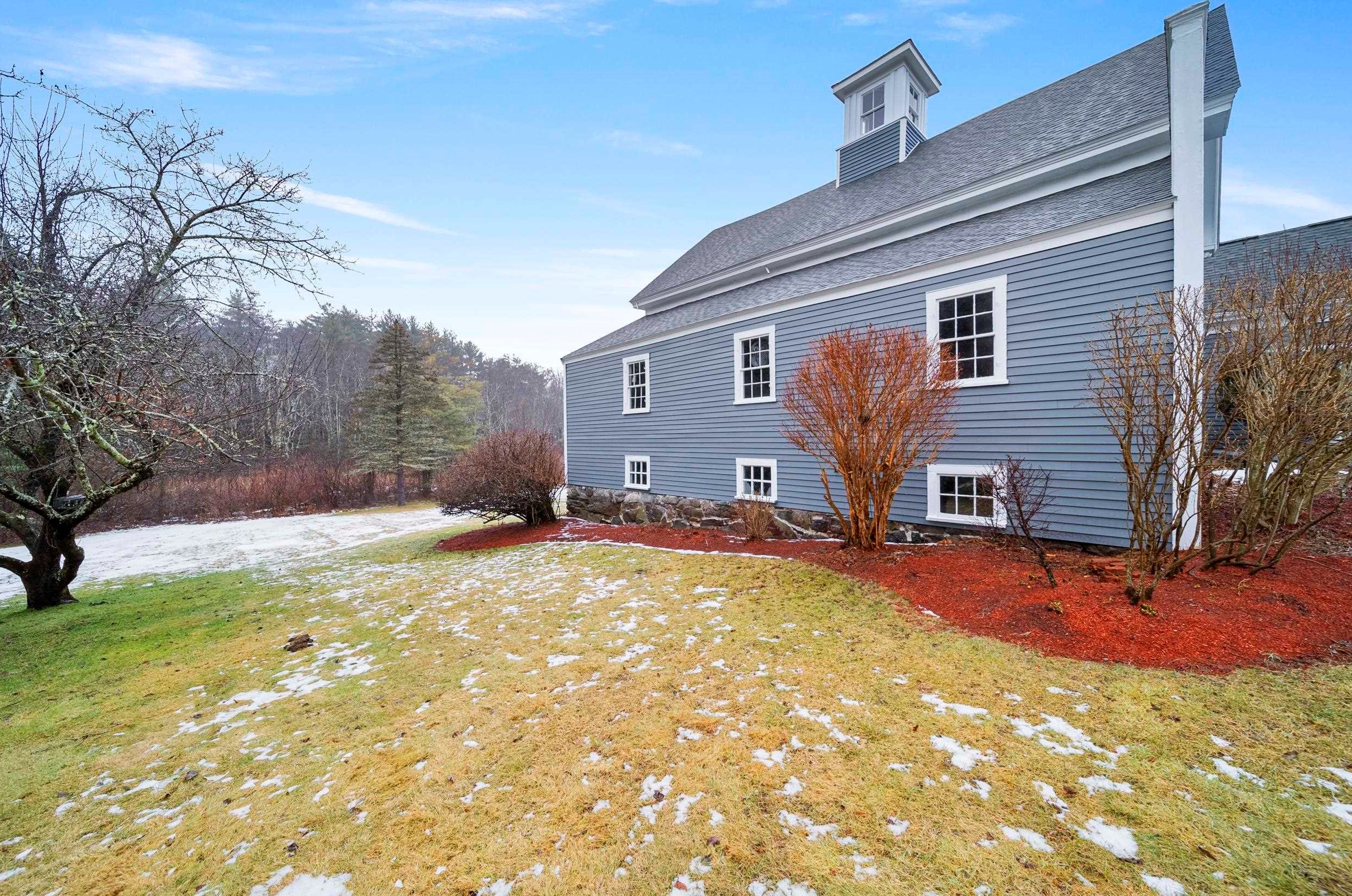 20 Lawrence Rd, Salem NH  03079-3237 exterior