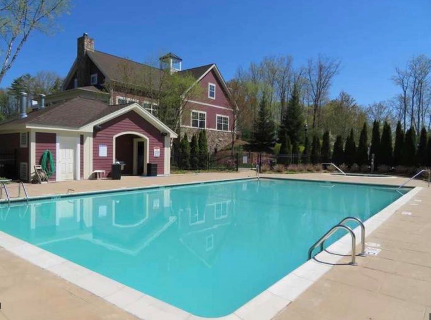 165 Knollwood Way, Manchester NH  03102 exterior