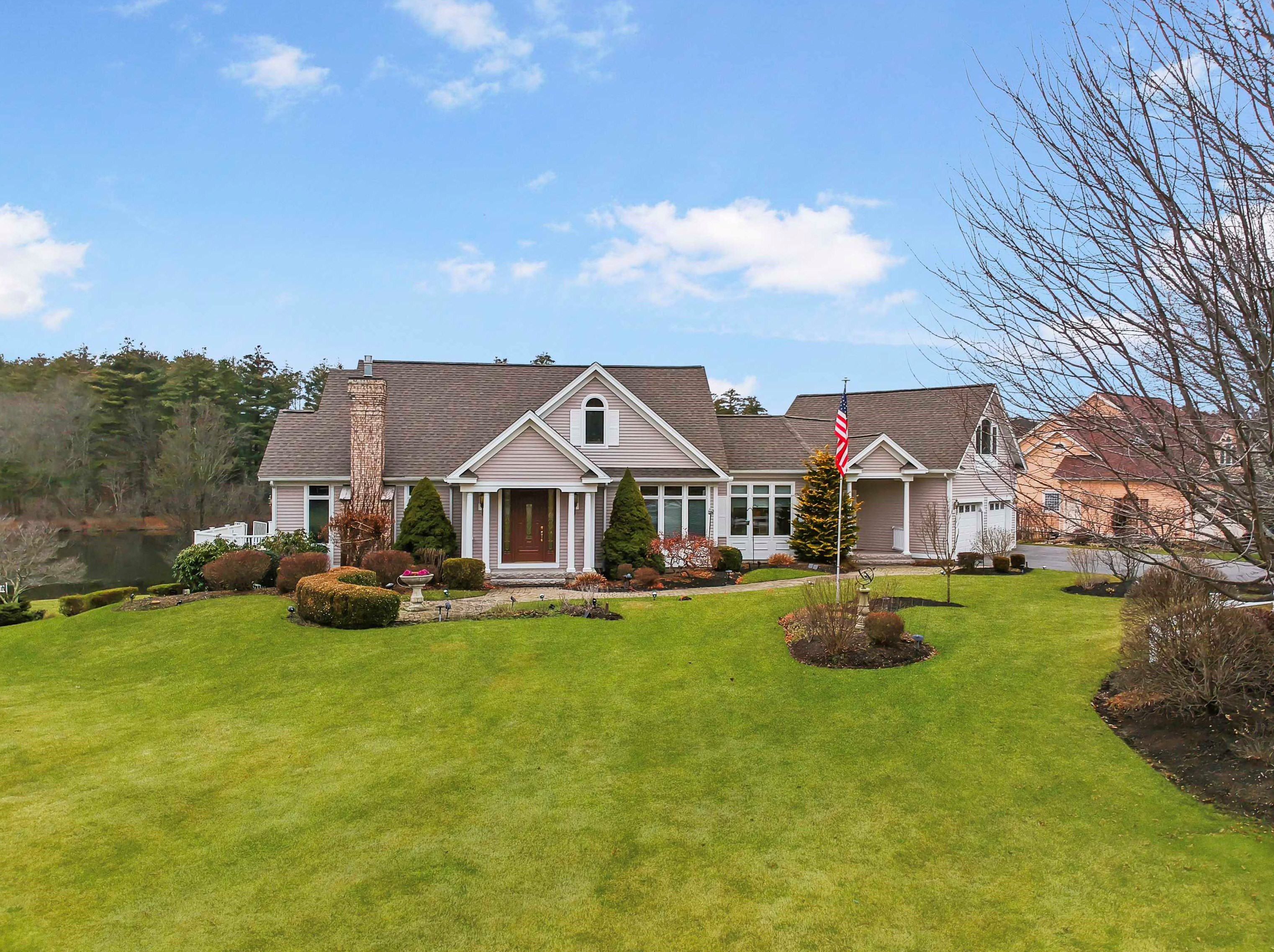 55 Hawkins Glen Dr, Salem NH  03079-1878 exterior