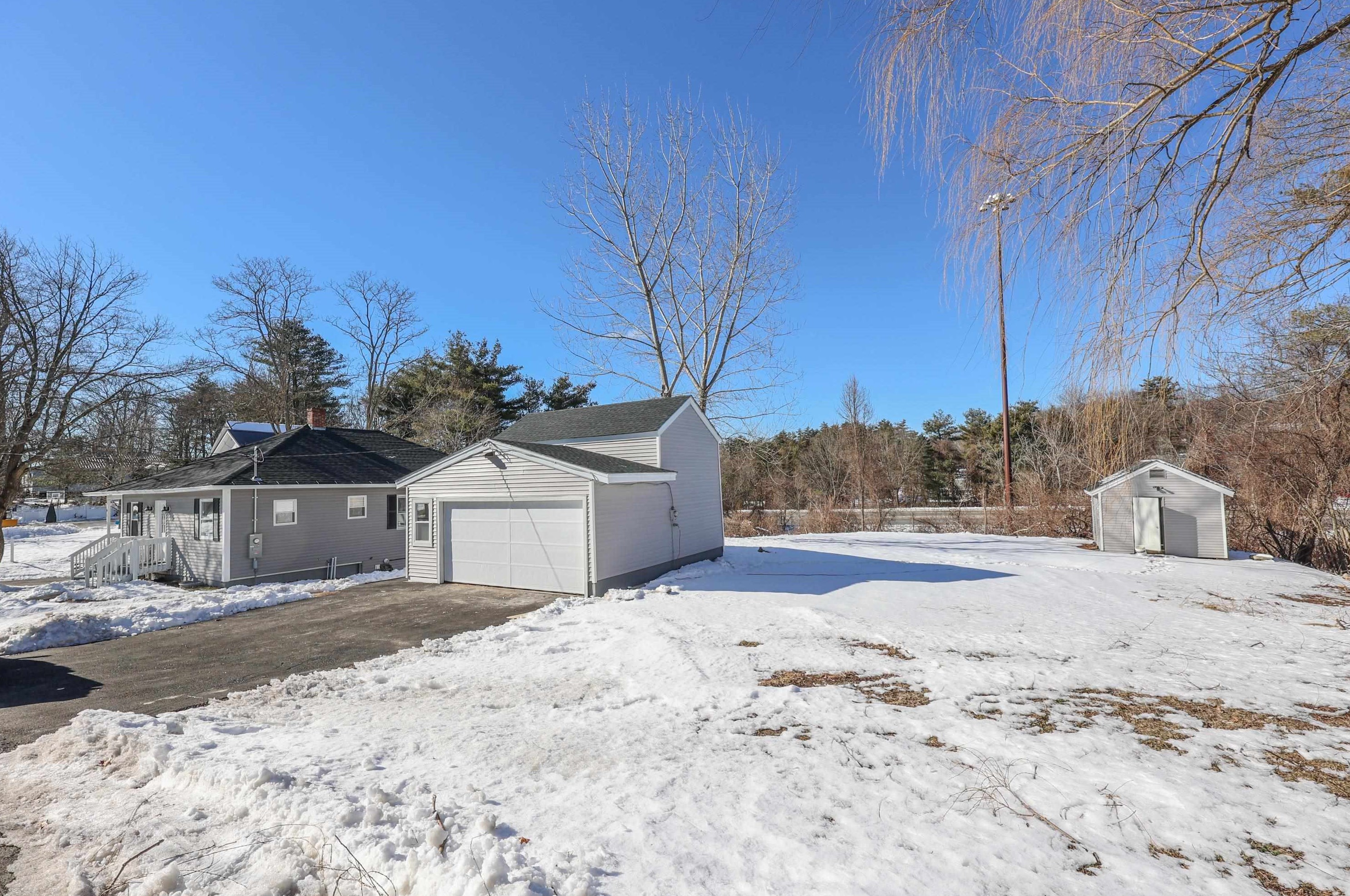 6 Stearns Ave, Manchester NH  03106-1191 exterior