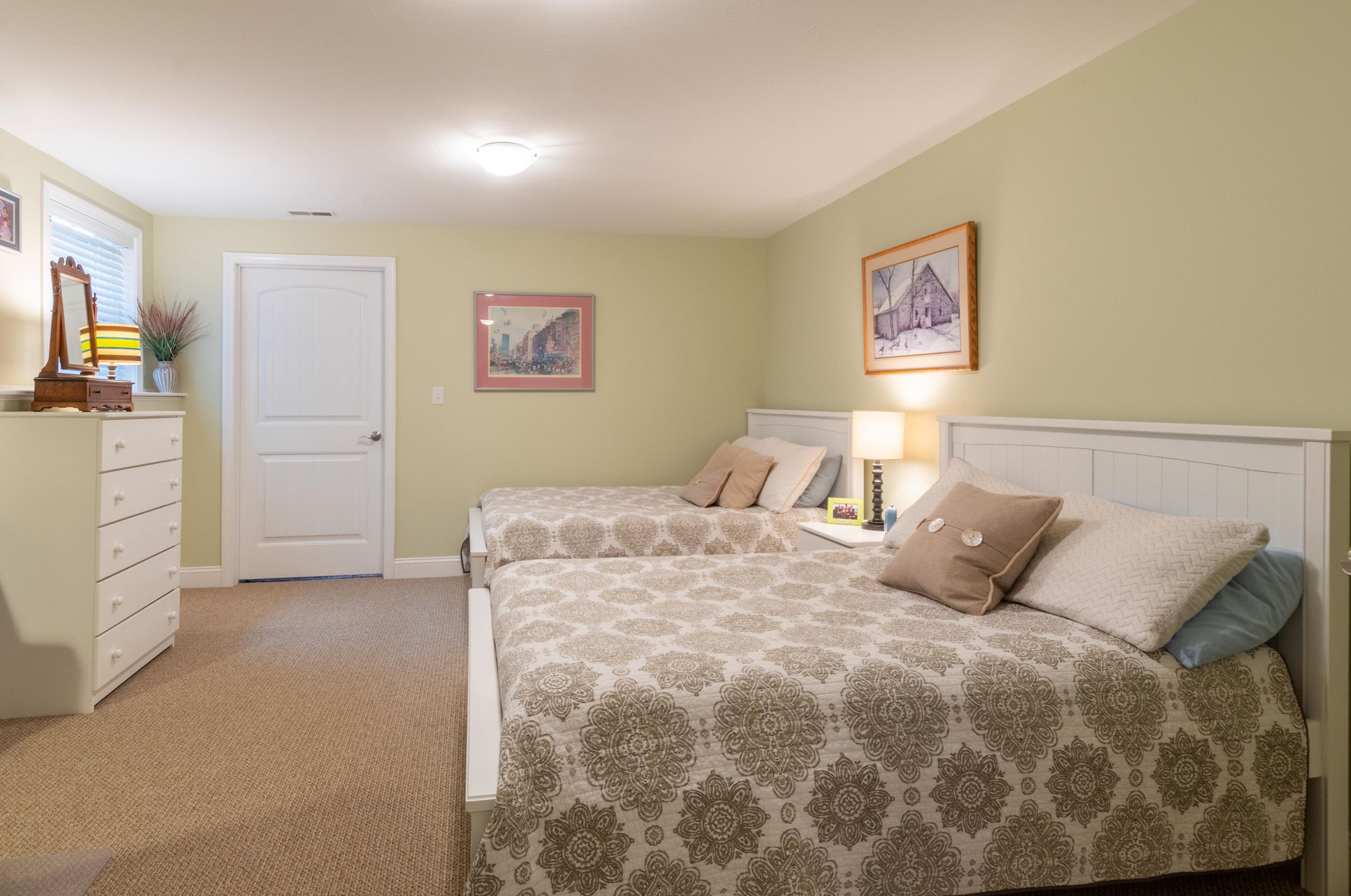 19 Pilgrim Cir, Nashua NH  03063-2827 exterior