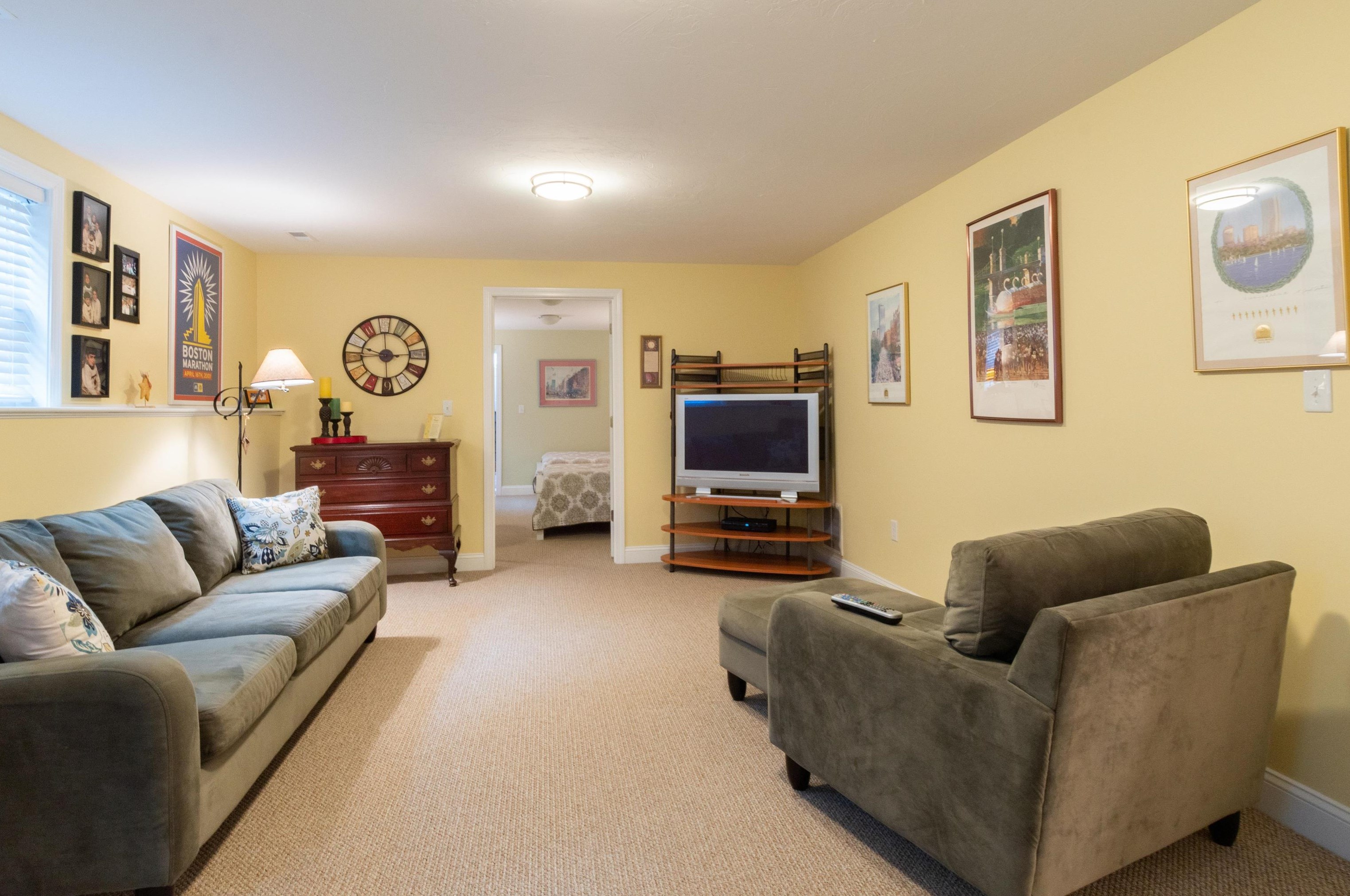 19 Pilgrim Cir, Nashua NH  03063-2827 exterior