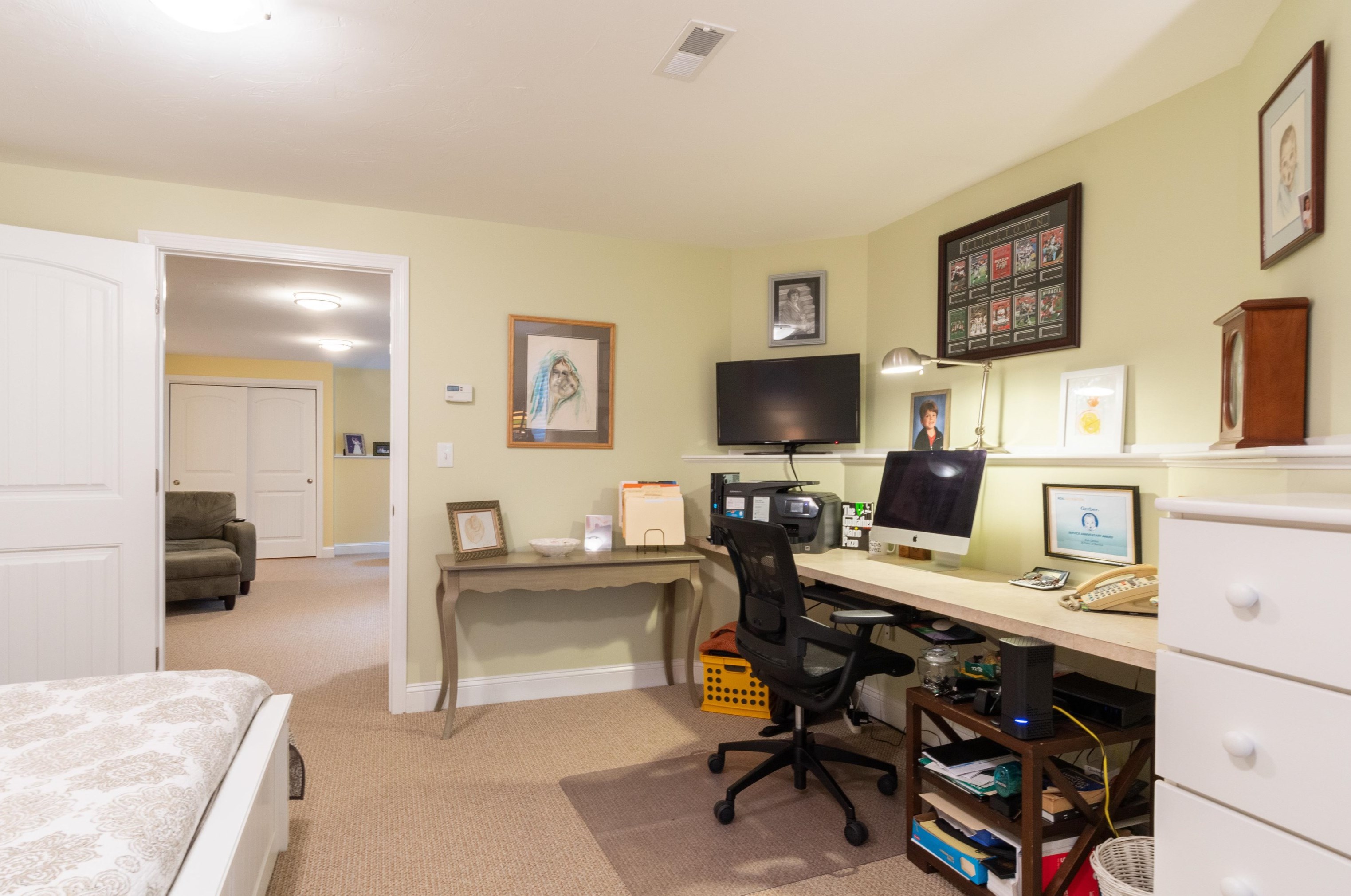 19 Pilgrim Cir, Nashua NH  03063-2827 exterior